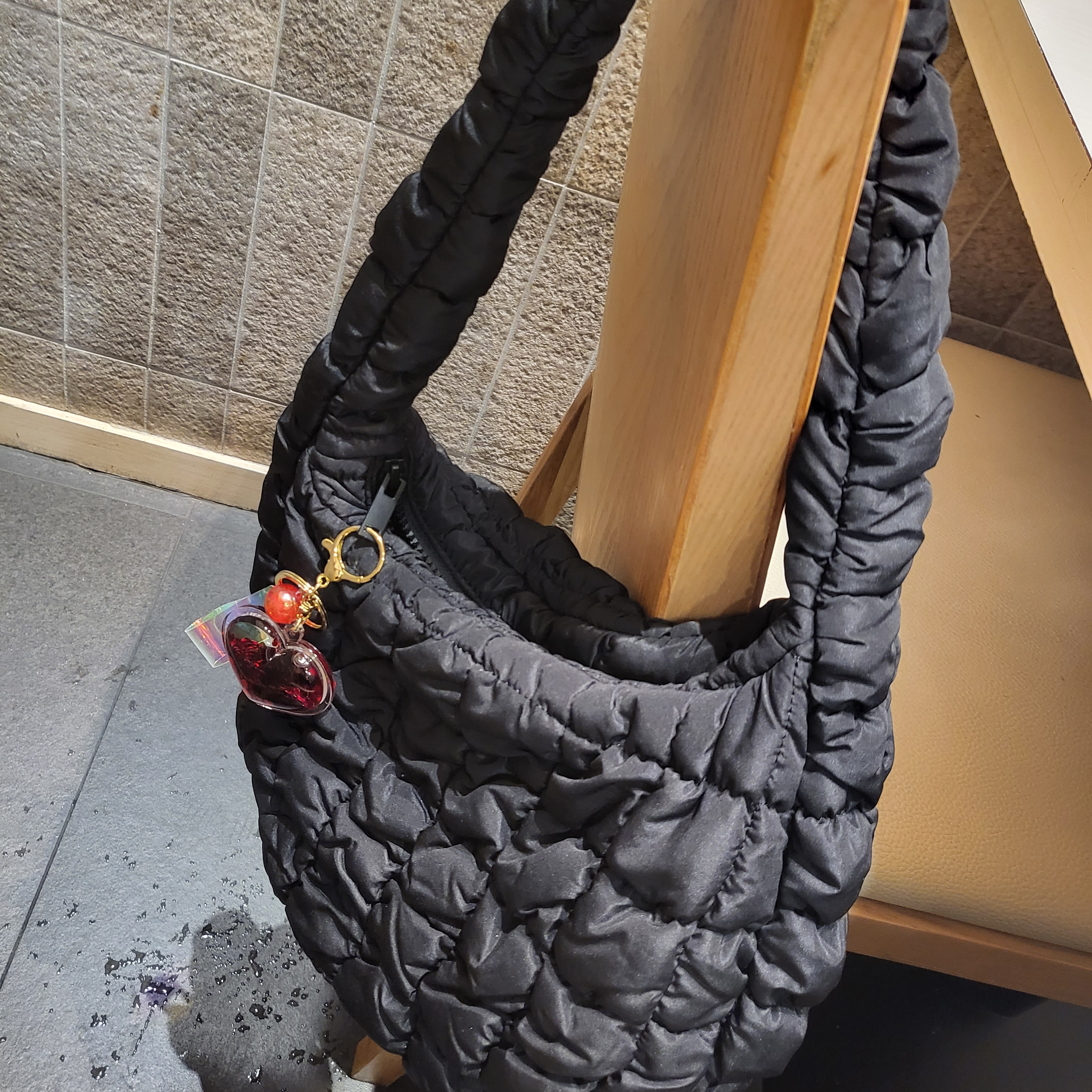 COS Quilted Mini Bag Black 착용 스타일 - 1