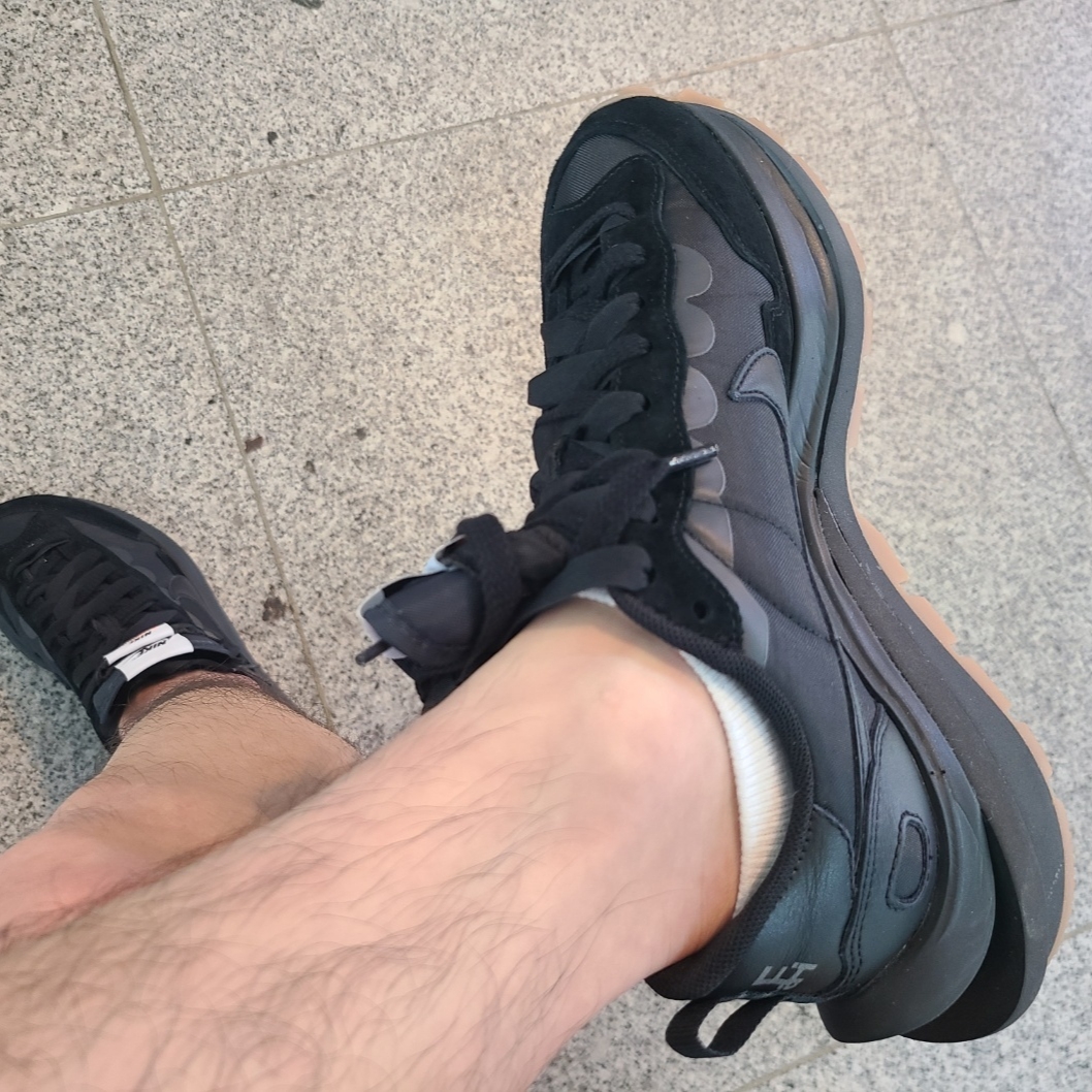 Nike x Sacai VaporWaffle Black and Gum 착용 스타일