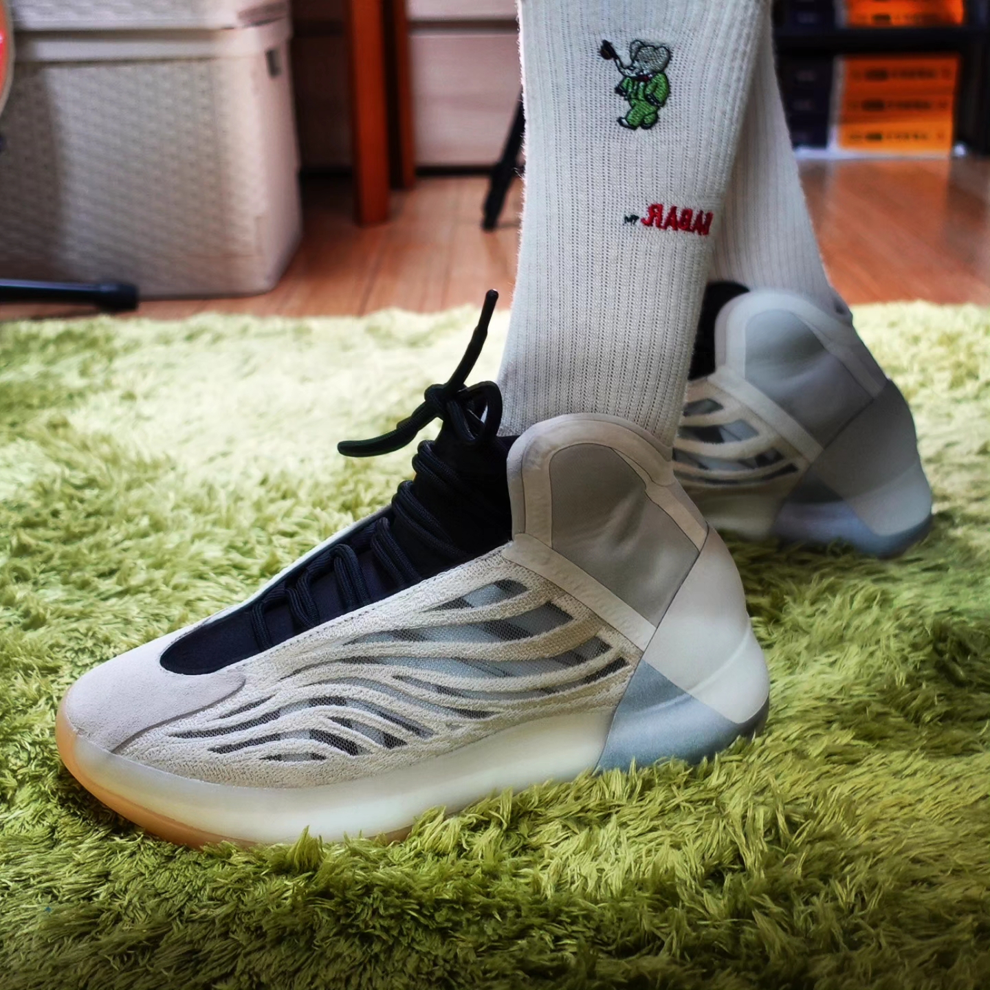 Adidas Yeezy QNTM Mist Slate 착용 스타일 - 1