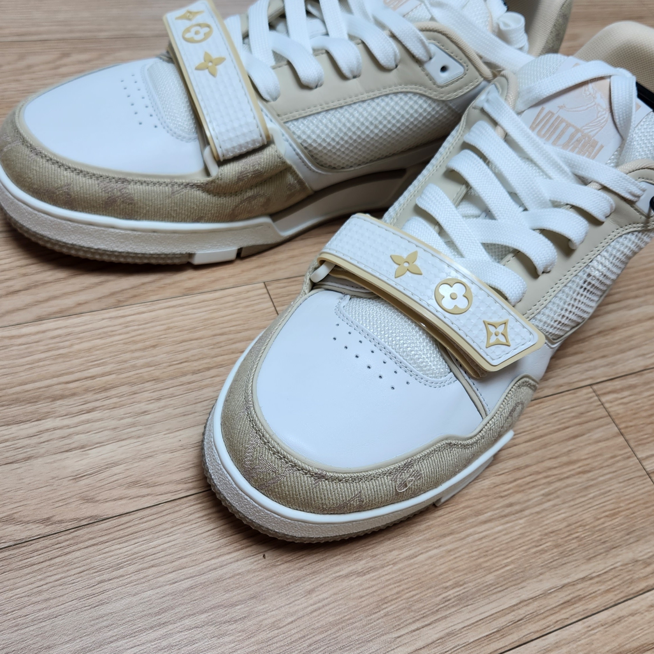 Louis Vuitton LV Trainer Sneakers Beige 착용 스타일 - 3