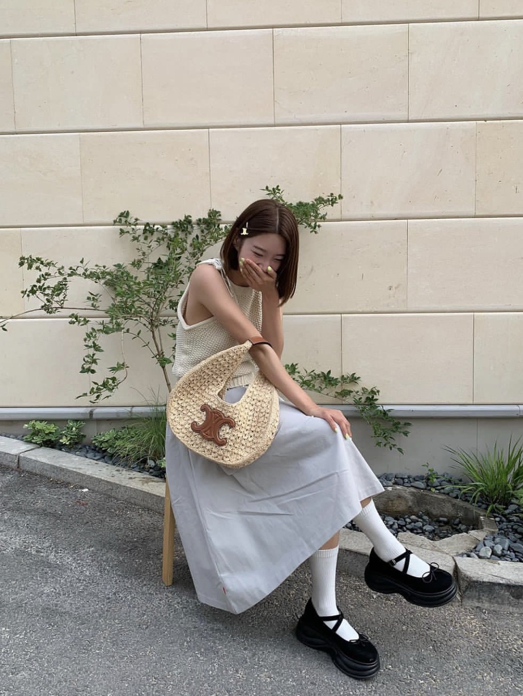 Celine Classic Panier Hobo Bag in Raffia And Calfskin Natural Tan 착용 스타일