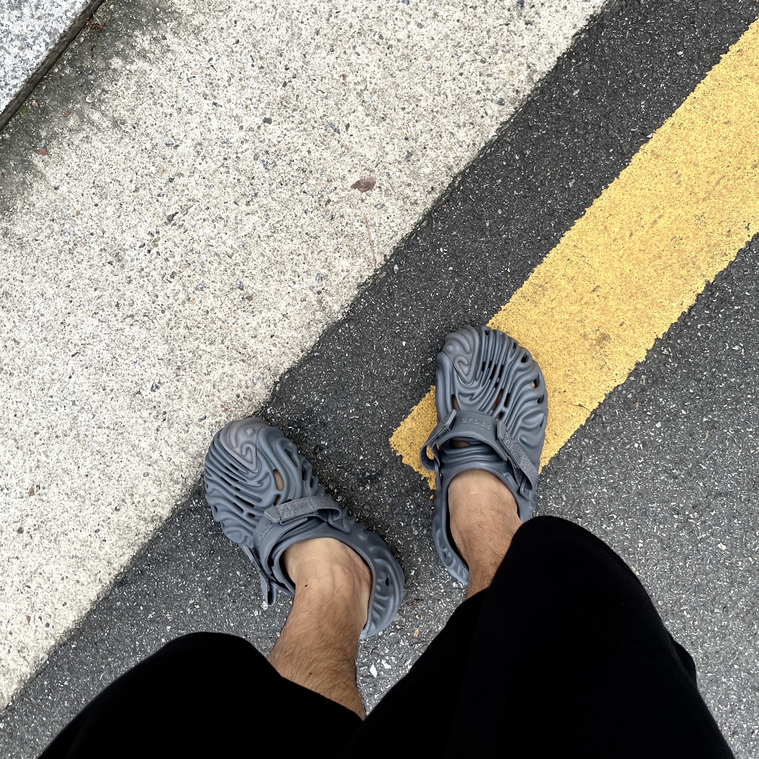 Crocs x Salehe Bembury Pollex Clog Niagara 착용 스타일 - 1