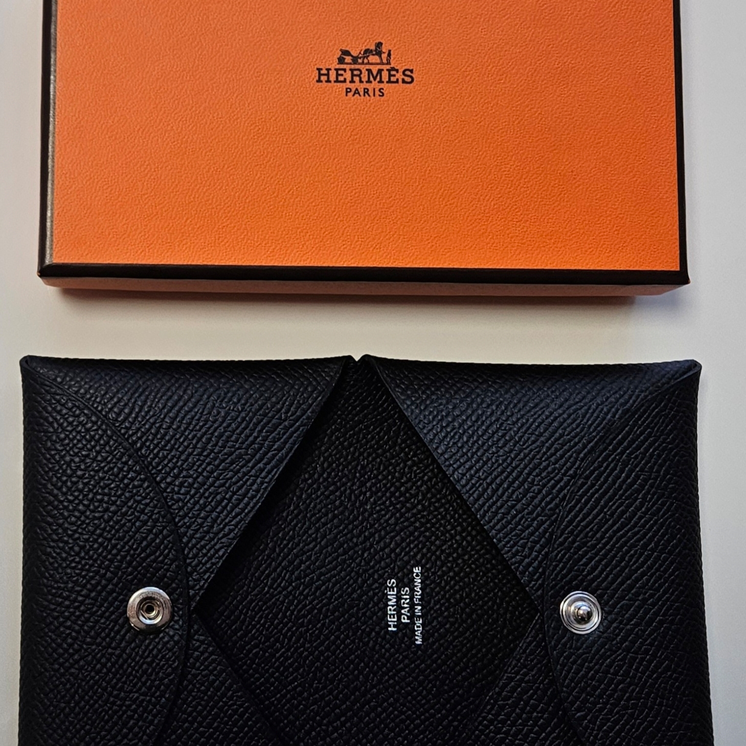 Hermes Calvi Card Holder Epsom & Palladium Noir 착용 스타일