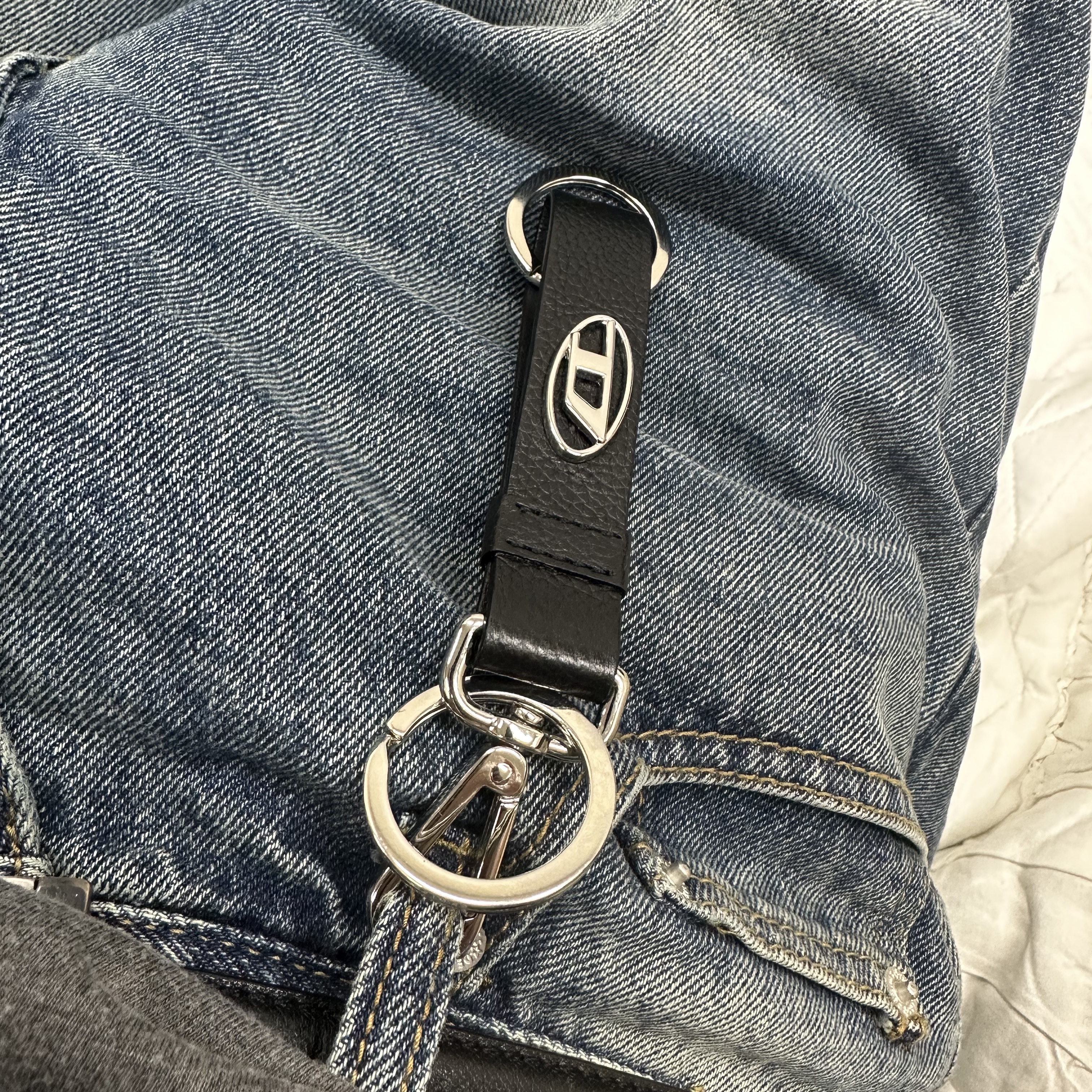 Diesel Busy-Key Keyring with Logo Plaque Black 착용 스타일