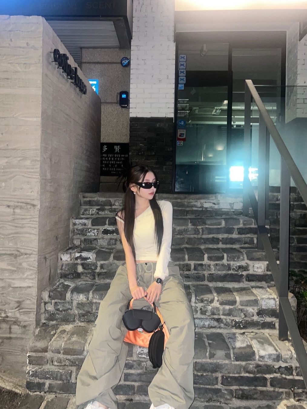 Porta Women Tuck Wide Pants Khaki 착용 스타일 - 1