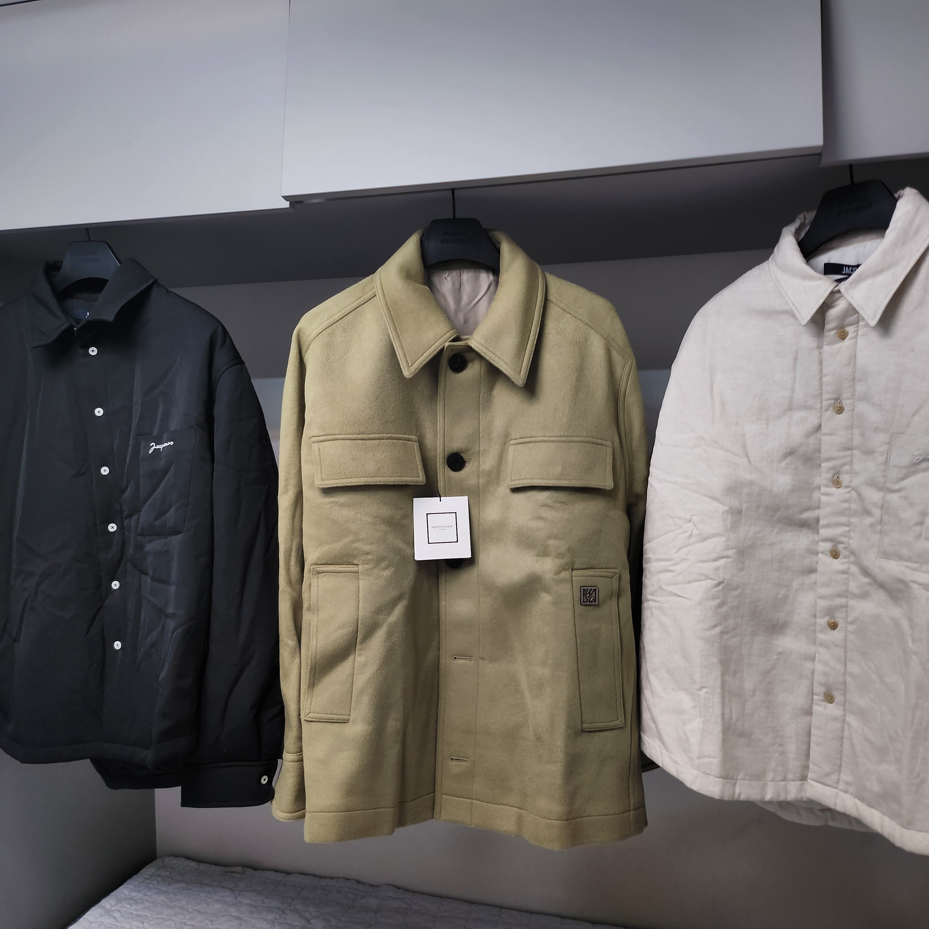 Jacquemus La Chemise Boulanger Puffed Overshirt Black, Jacquemus La Chemise Boulanger Puffed Overshirt Light Beige 착용 스타일 - 1