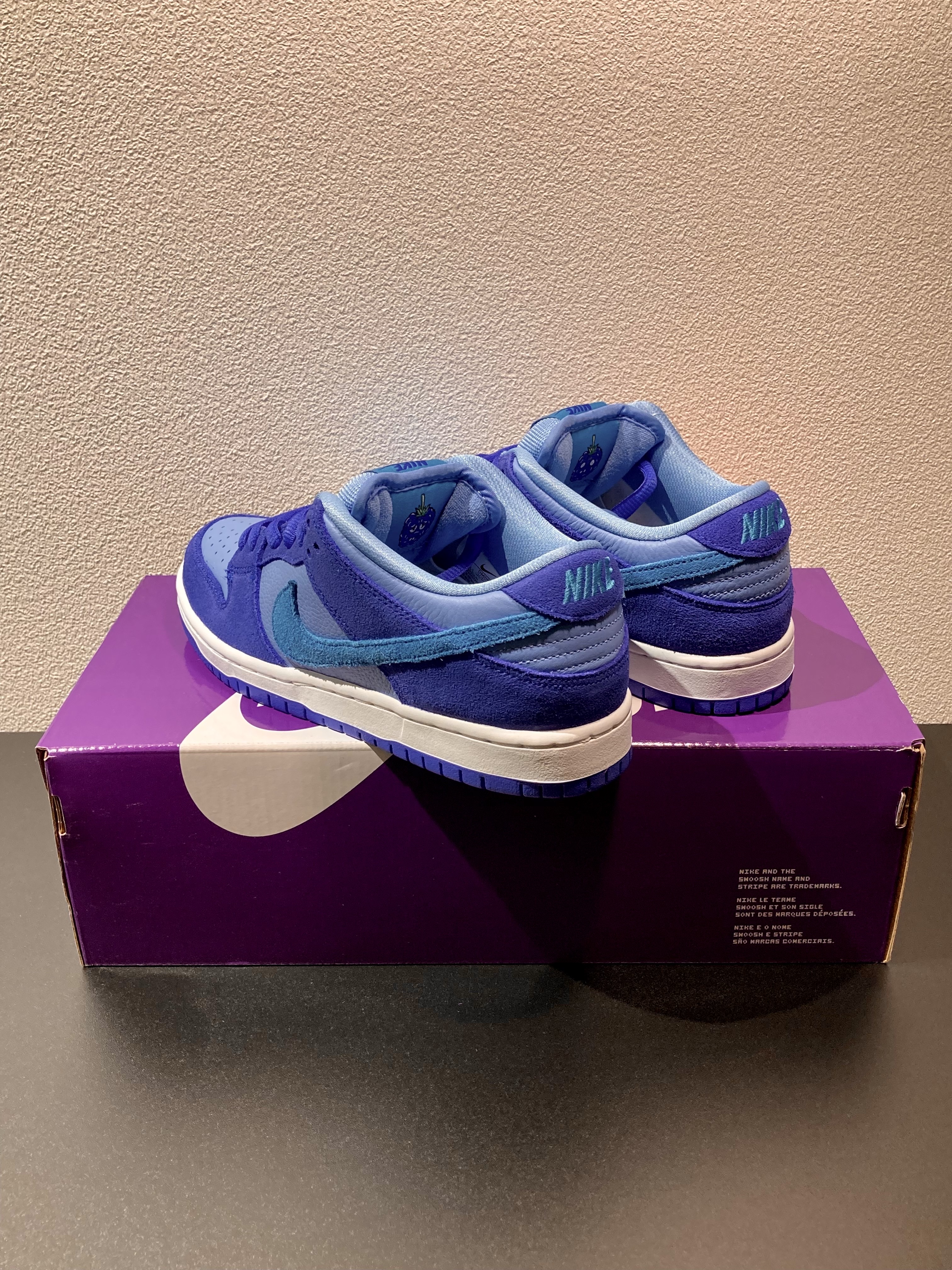 Nike SB Dunk Low Pro Blue Raspberry 착용 스타일 - 2