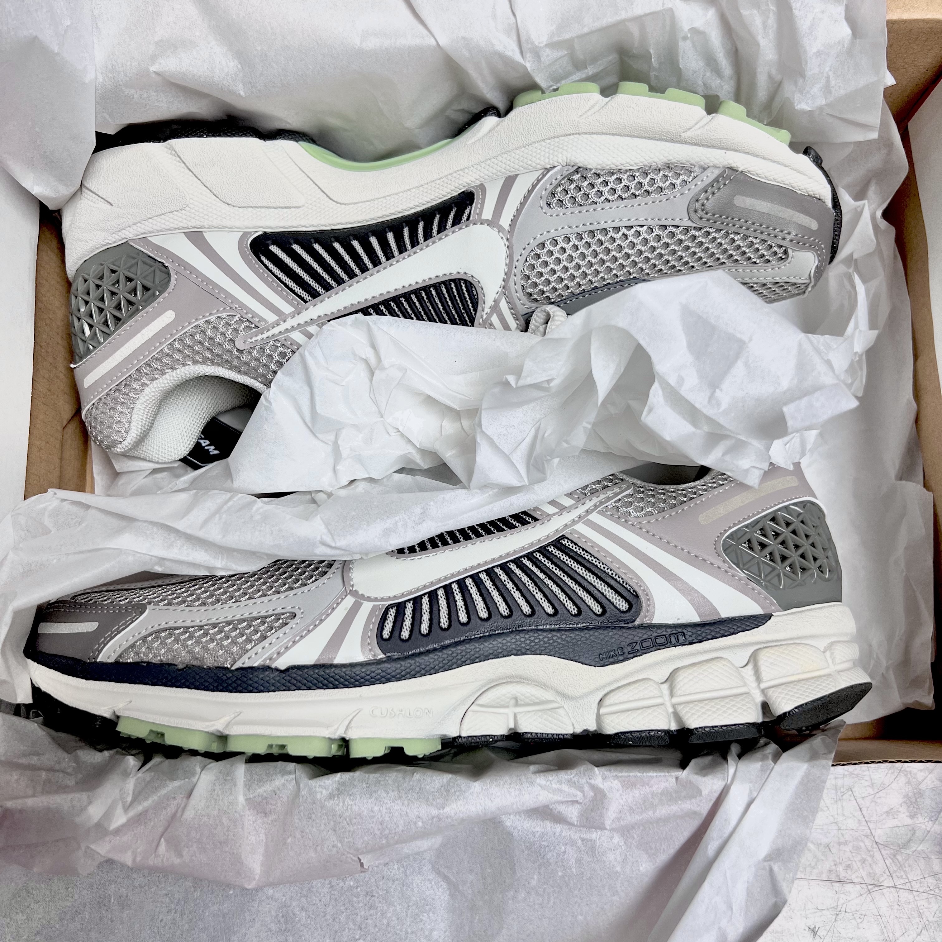 (W) Nike Zoom Vomero 5 Cobblestone and Flat Pewter 착용 스타일 - 1