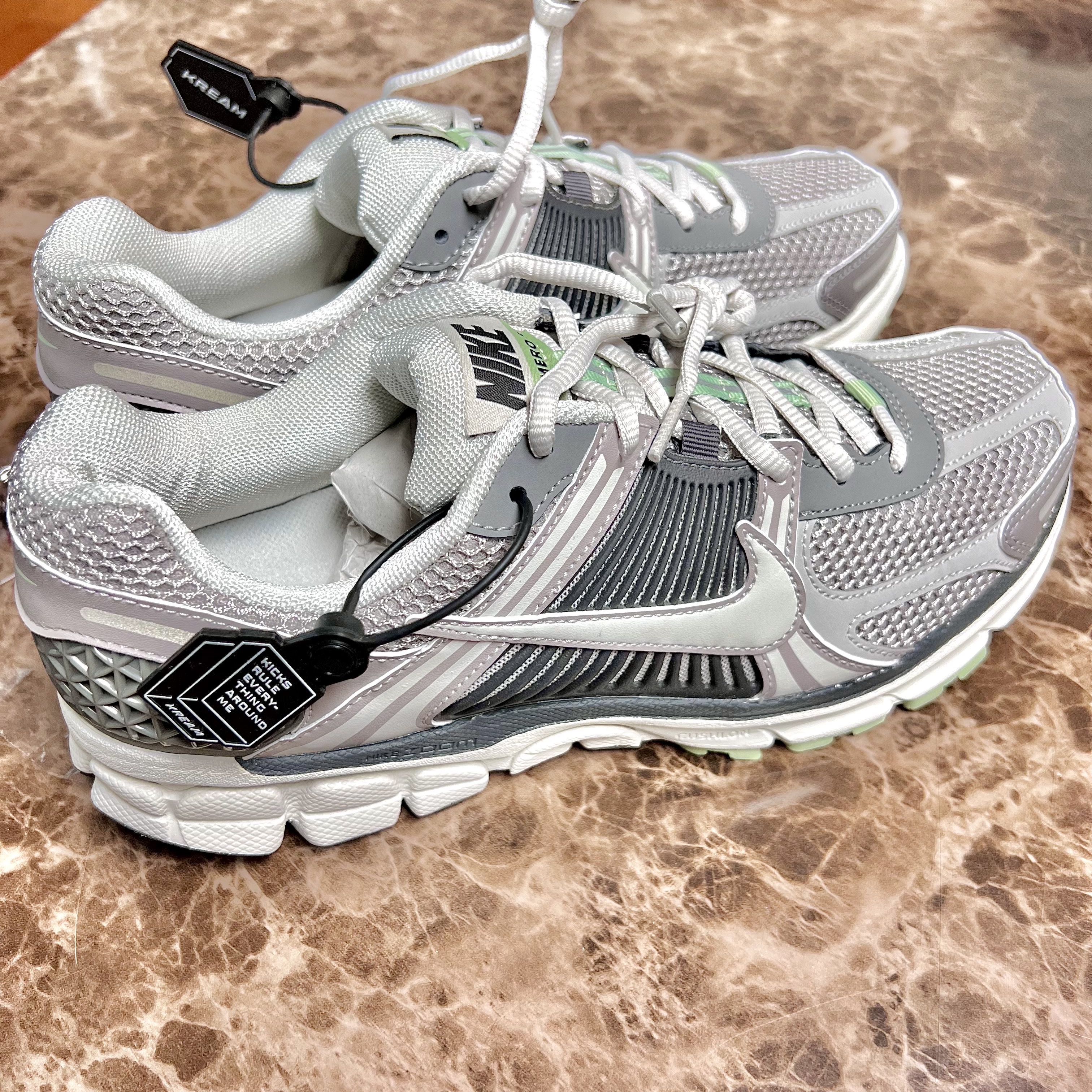 (W) Nike Zoom Vomero 5 Cobblestone and Flat Pewter 착용 스타일 - 2