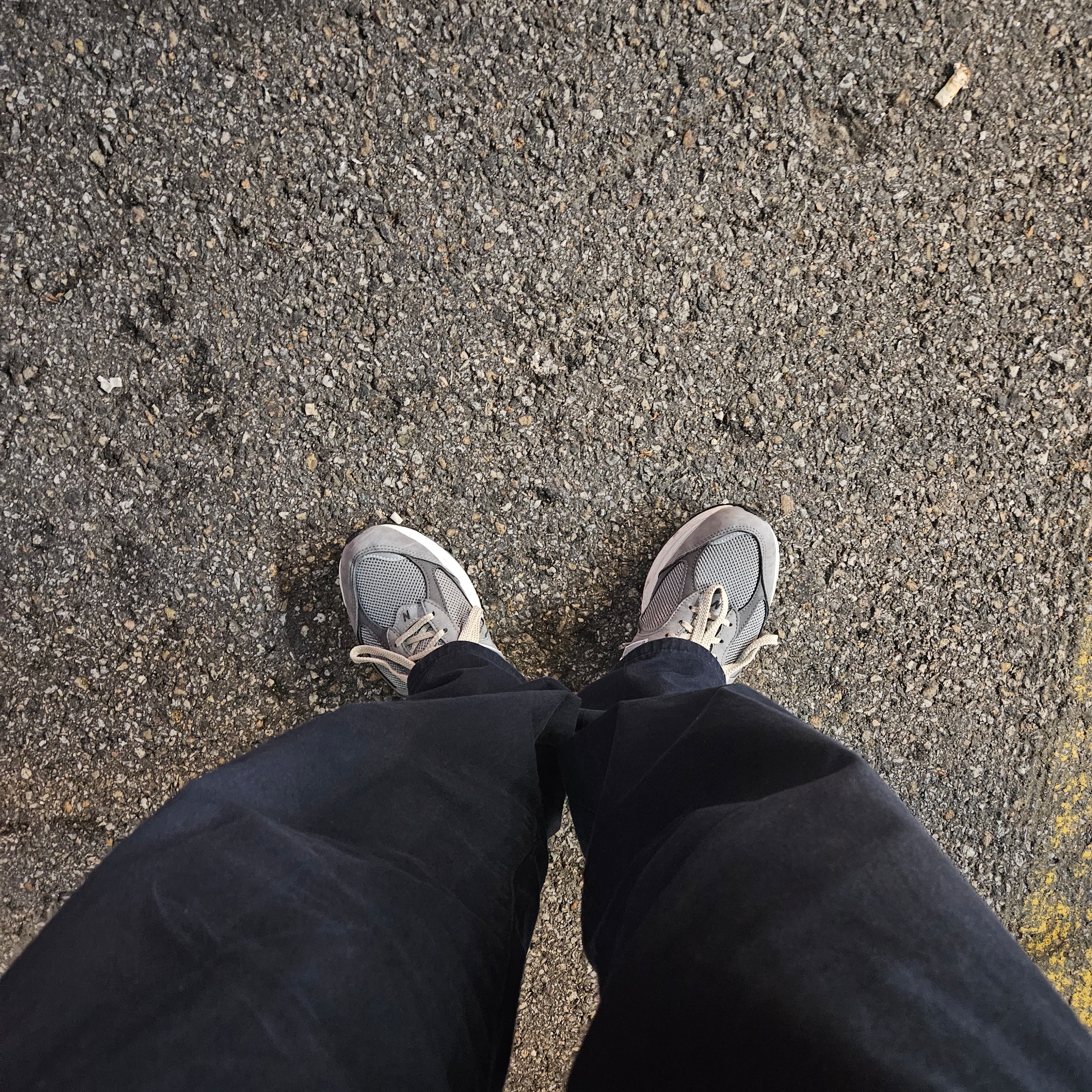New Balance 2002R Premium Vintage Grey 착용 스타일