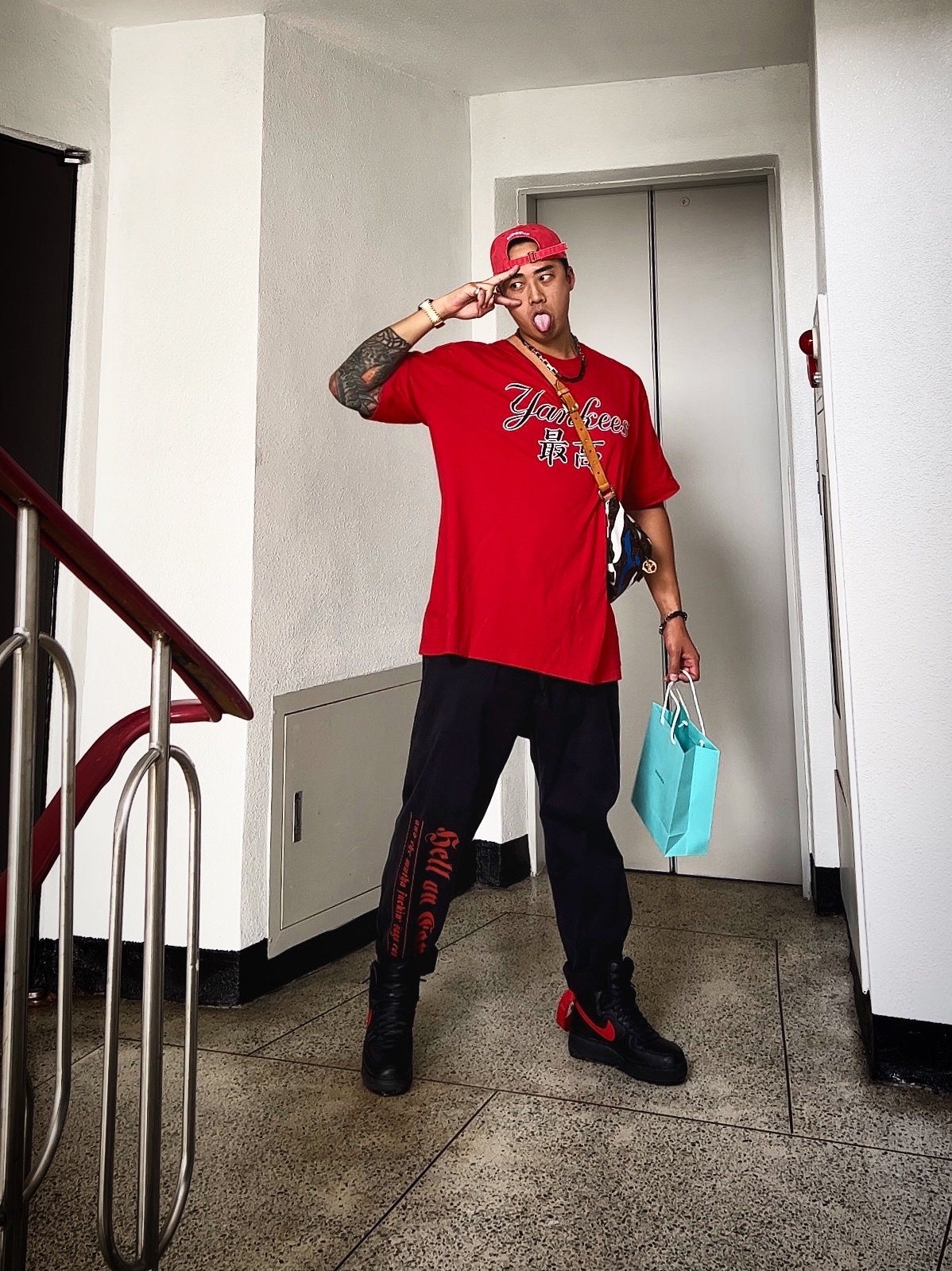 Supreme Pigment Canvas S Logo 6-Panel Red - 23SS, Supreme x MLB Kanji Teams T-Shirt Yankees Red - 22FW 착용 스타일 - 2