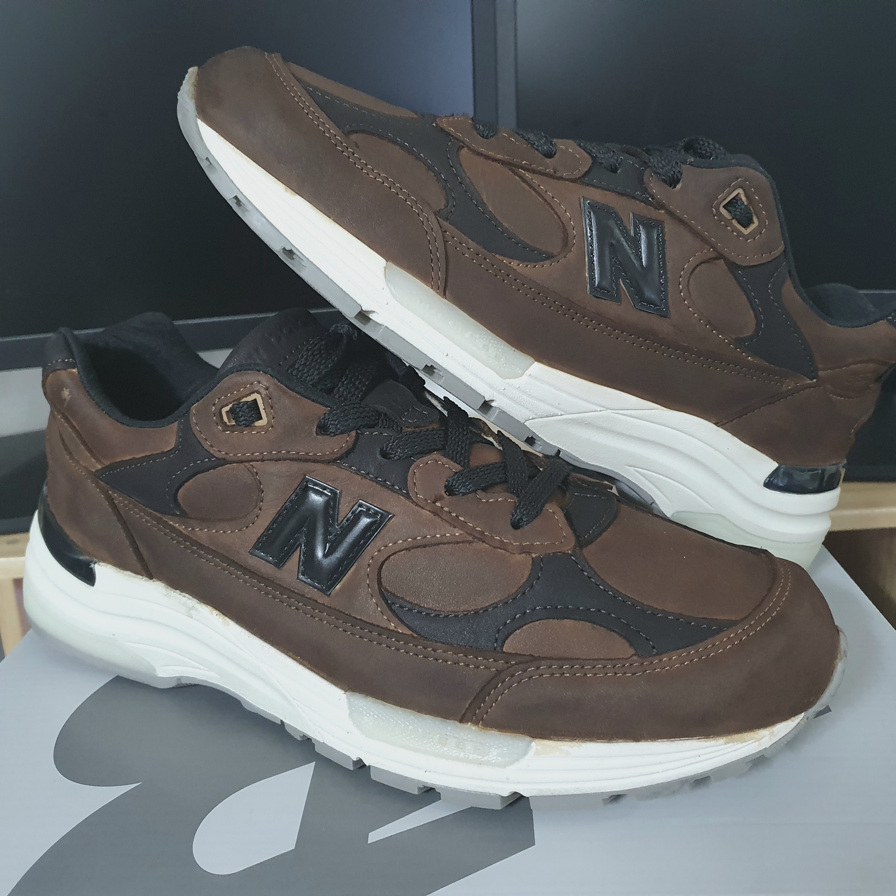 New Balance 992 Made in USA Brown, New Balance x JJJJound 990v3 Made in USA Montreal Brown 착용 스타일 - 1
