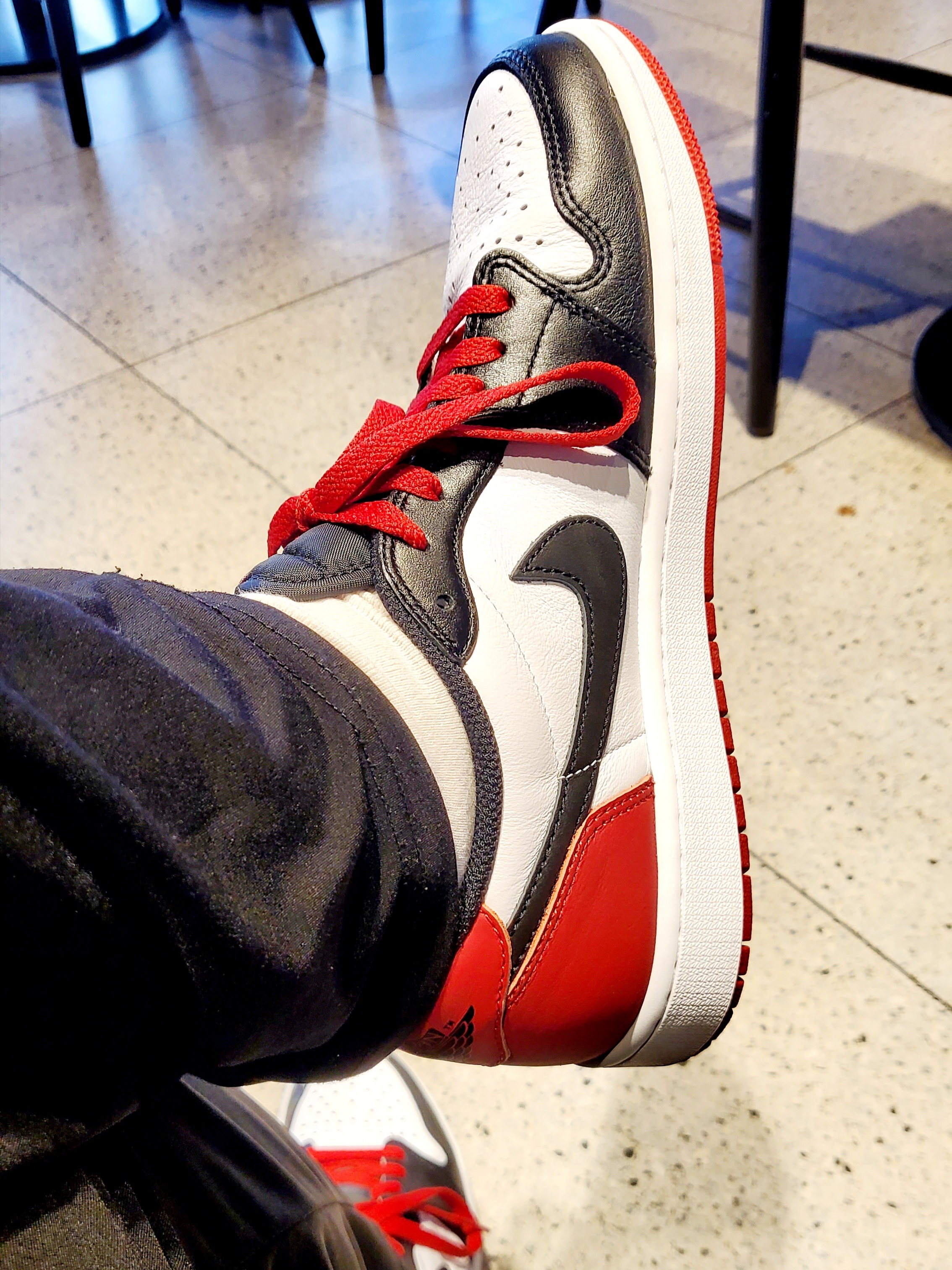 Jordan 1 Retro Low OG Black Toe 착용 스타일 - 2