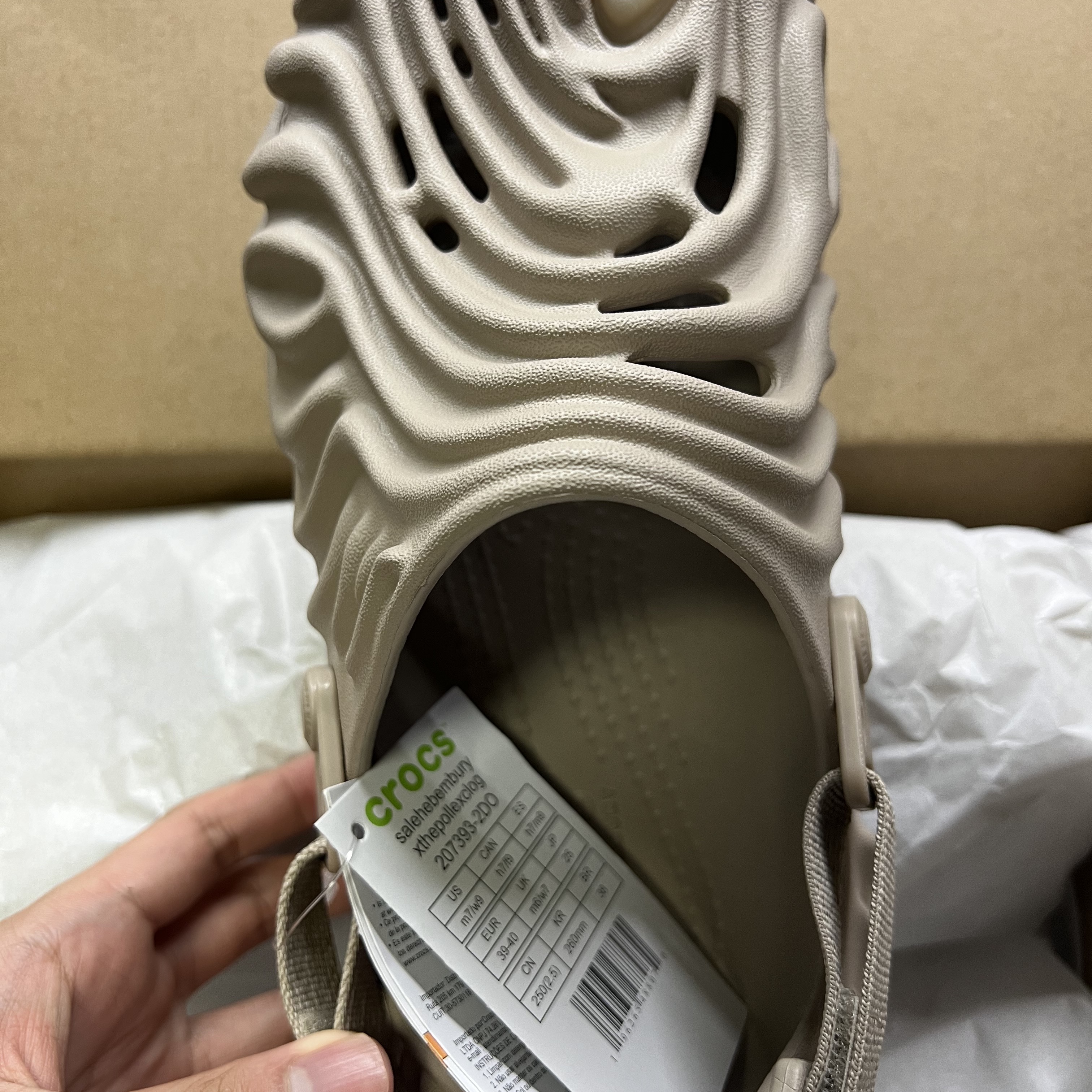 Crocs x Salehe Bembury Pollex Clog Horchata, Crocs x Salehe Bembury Pollex Slide Tashmoo 착용 스타일 - 1