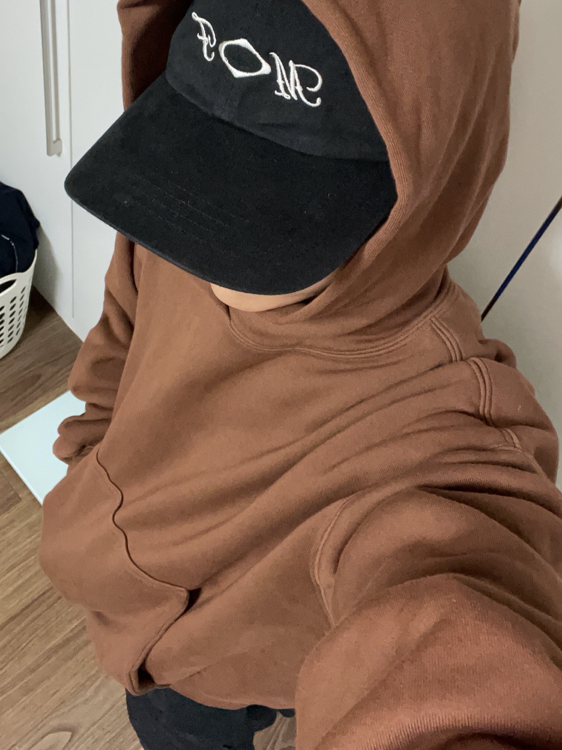 Mischief String Ball Cap Black, Yeezy Gap Hoodie Brown 착용 스타일