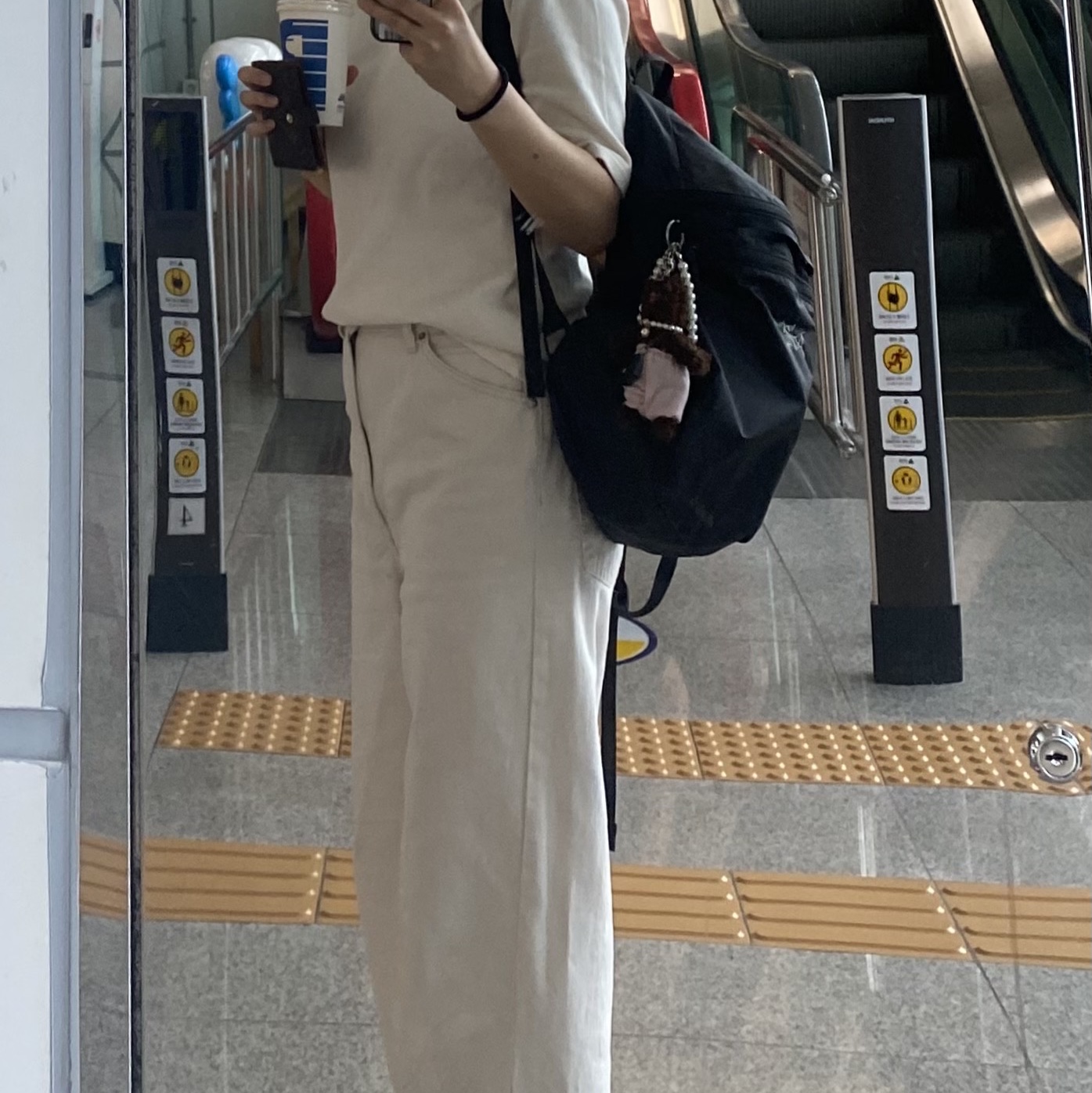Arc'teryx Heliad 15 Backpack Black, Monamhee Bred Keyring with Pink Pants Brown 착용 스타일