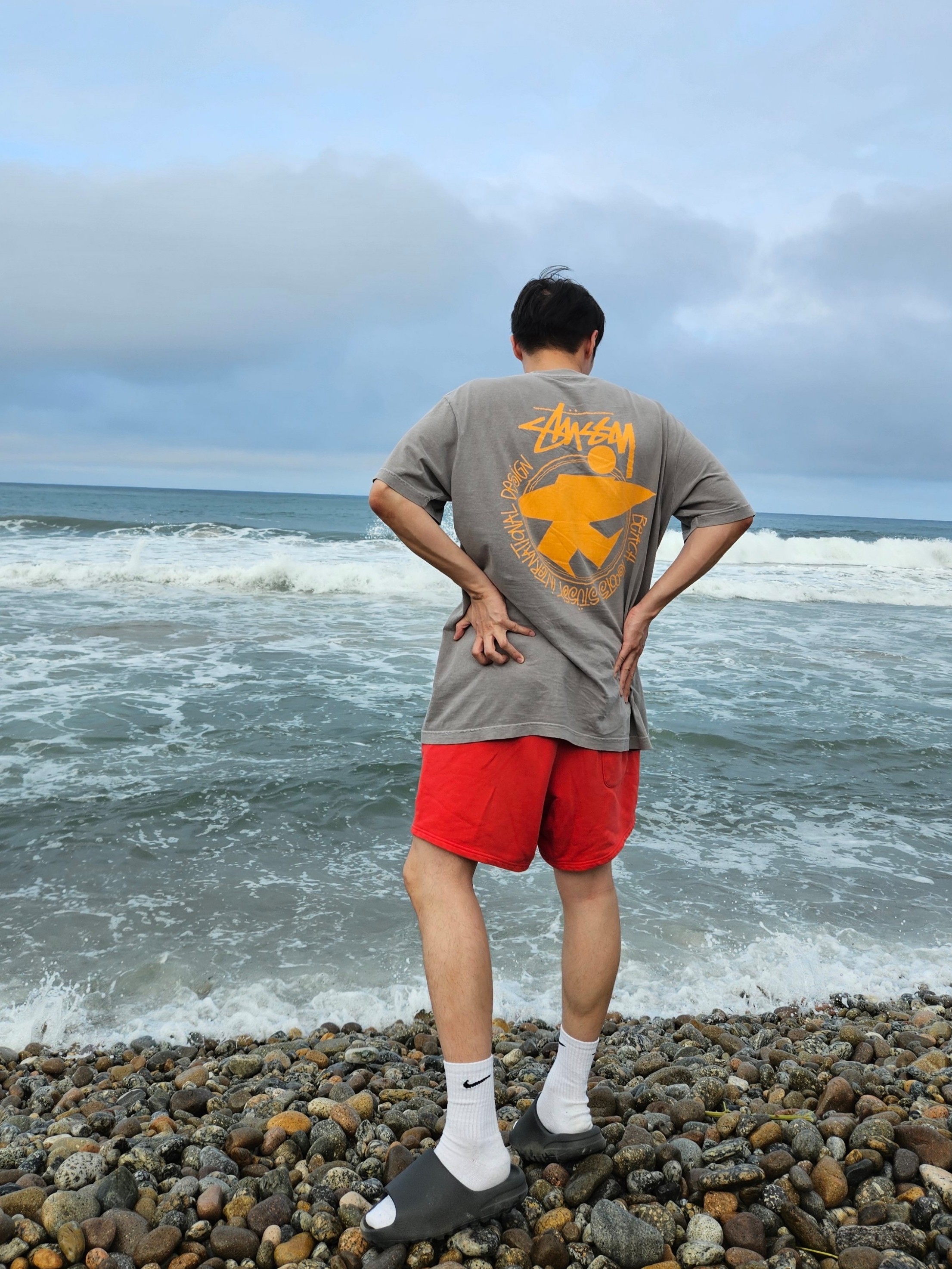 Stussy Beach Roots T-Shirt Grey, Adidas Yeezy Slide Onyx 착용 스타일 - 1