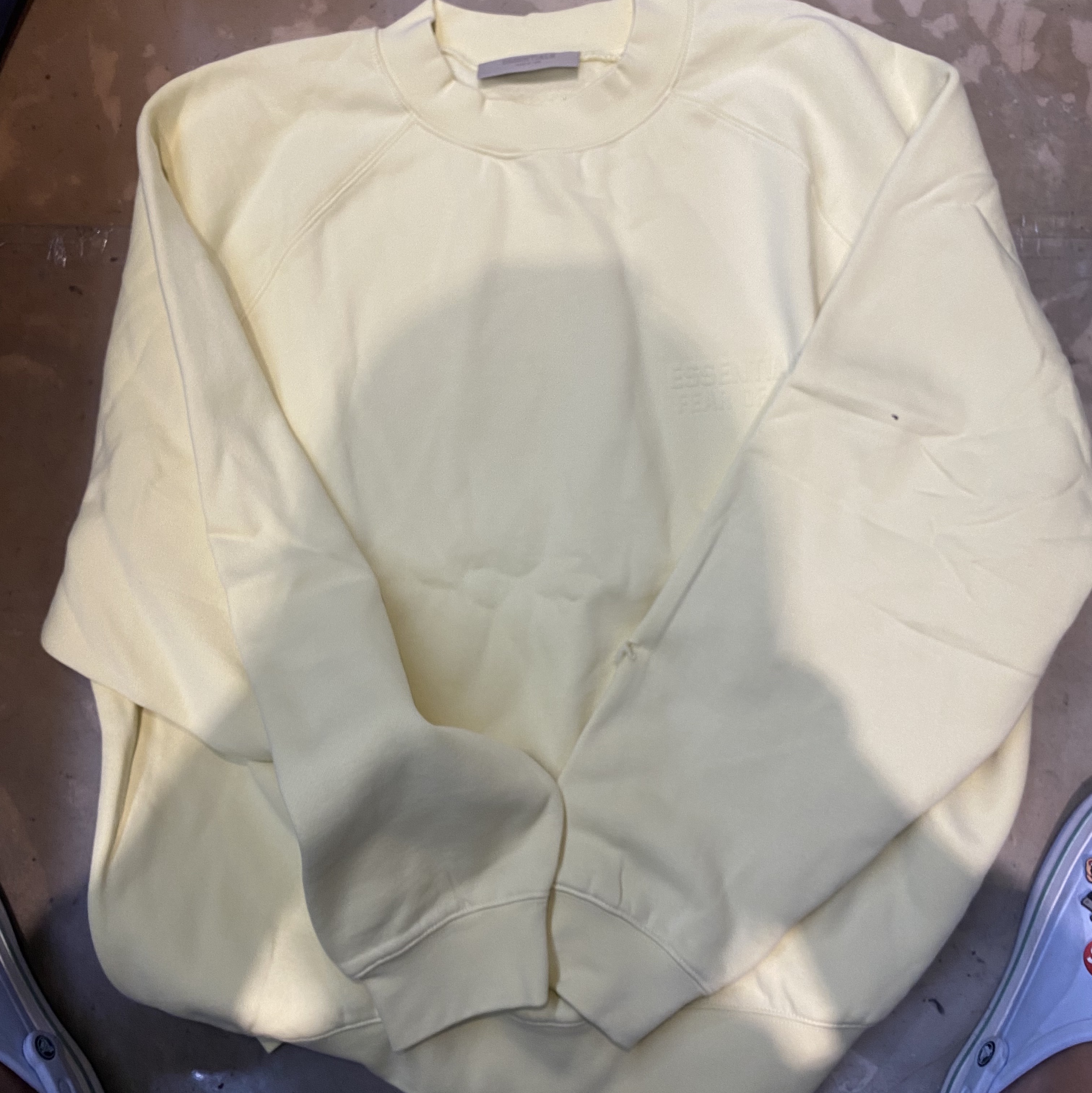 Essentials Crewneck Sweatshirt Canary - 22FW 착용 스타일 - 1