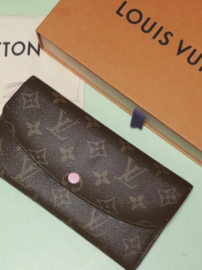 Louis Vuitton Emilie Wallet Monogram Rose Ballerine, Louis Vuitton Sarah Wallet Monogram Coquelicot Red 착용 스타일 - 2