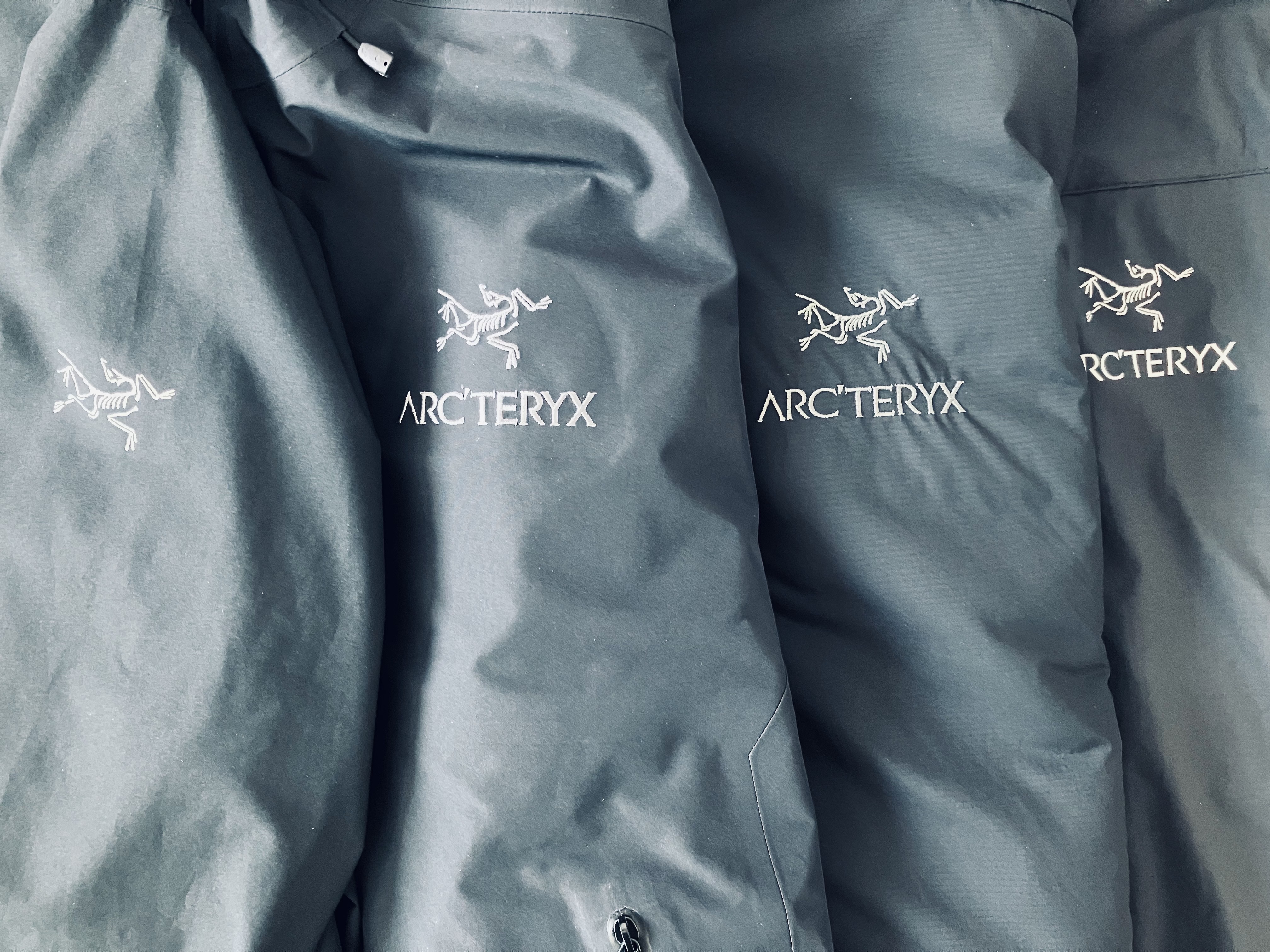 Arc'teryx Beta LT Jacket Black, Arc'teryx Atom LT Hoody Black 착용 스타일