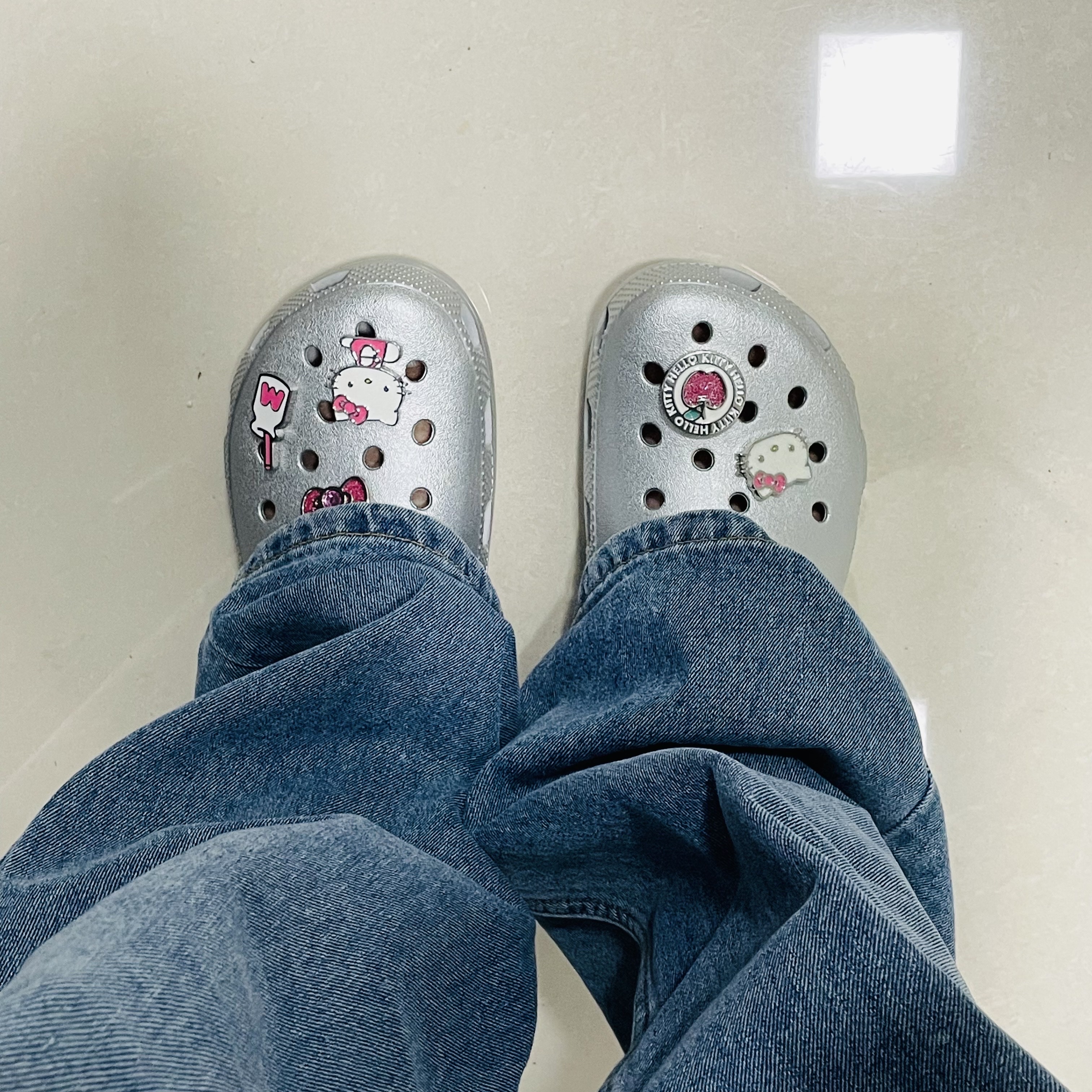 (Kids) Crocs Classic Metallic Clog Silver 착용 스타일