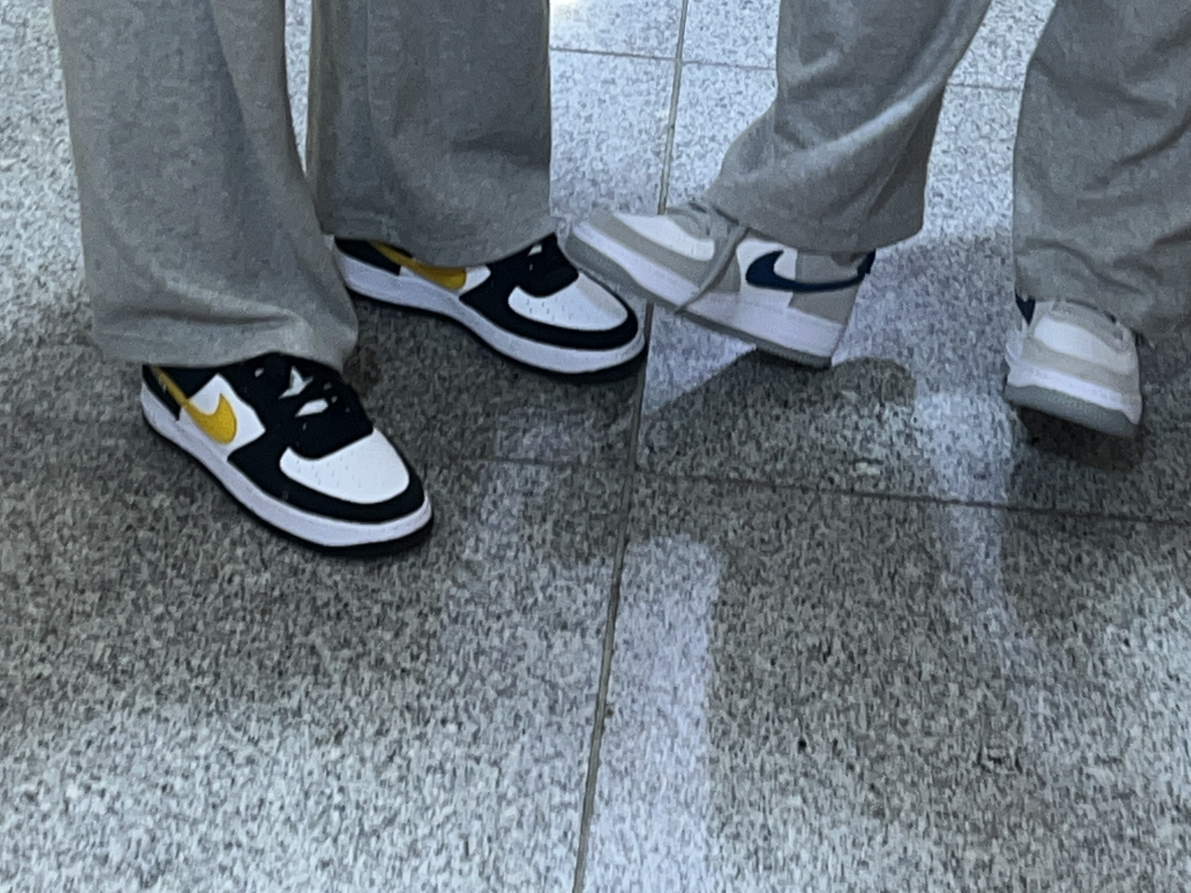 (GS) Nike Air Force 1 LV8 Athletic Club Light Smoke Grey Marina, Nike Air Force 1 '07 LV8 Athletic Club Black Dark Sulfur 착용 스타일