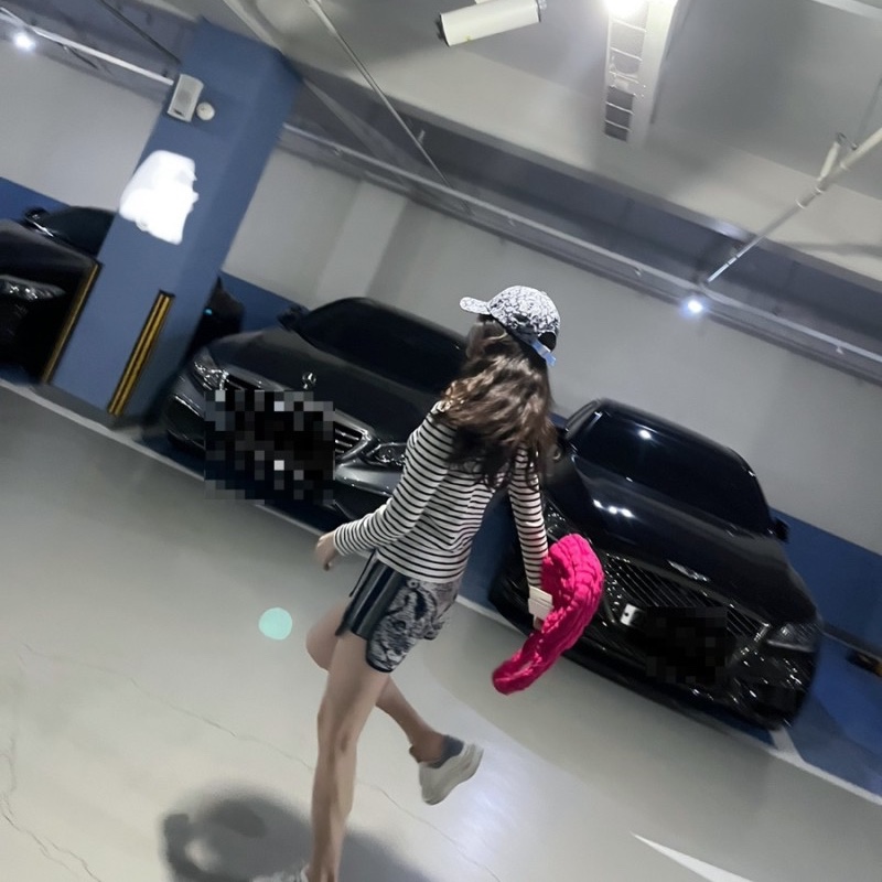 COS Quilted Mini Bag Pink 착용 스타일 - 2