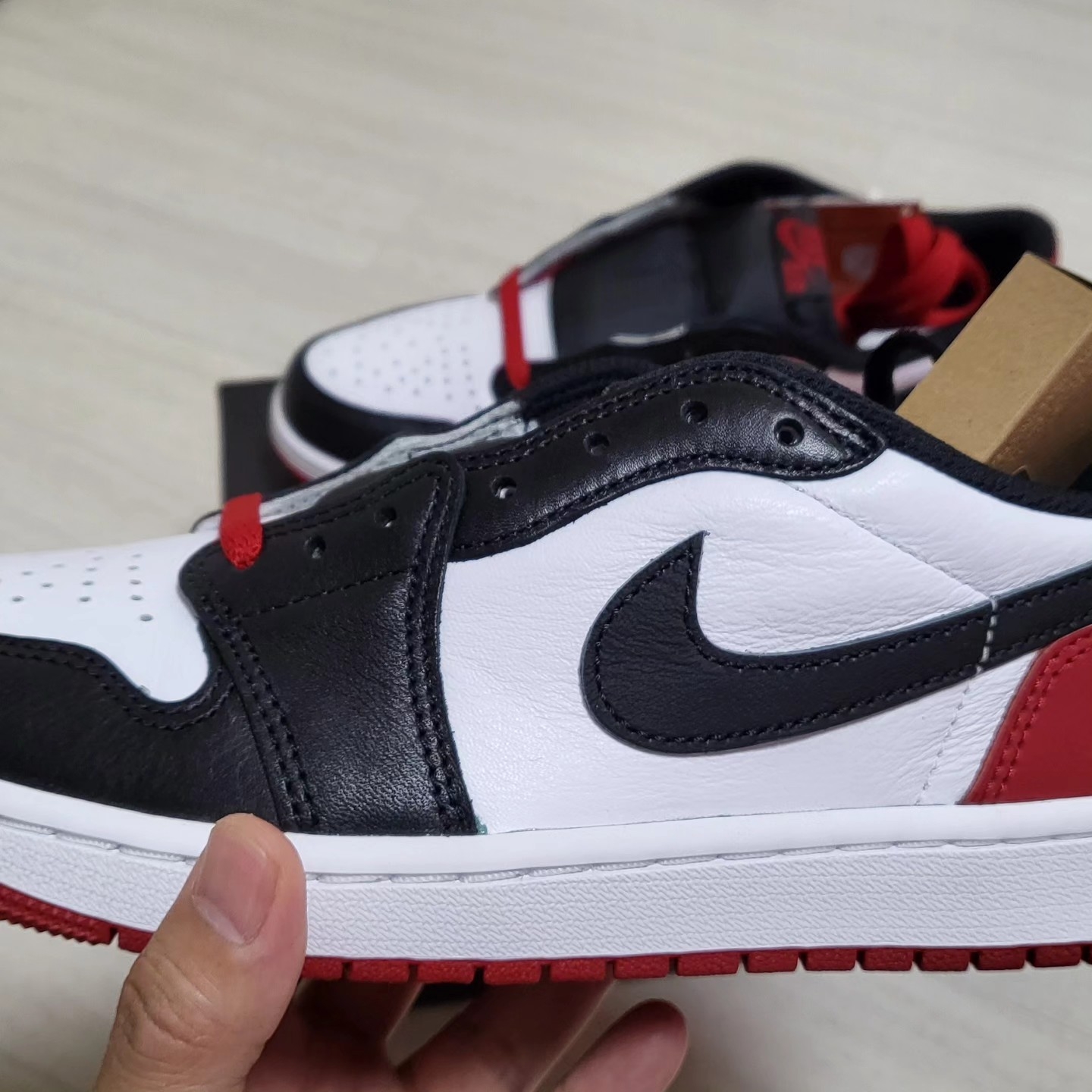 Jordan 1 Retro Low OG Black Toe 착용 스타일 - 2