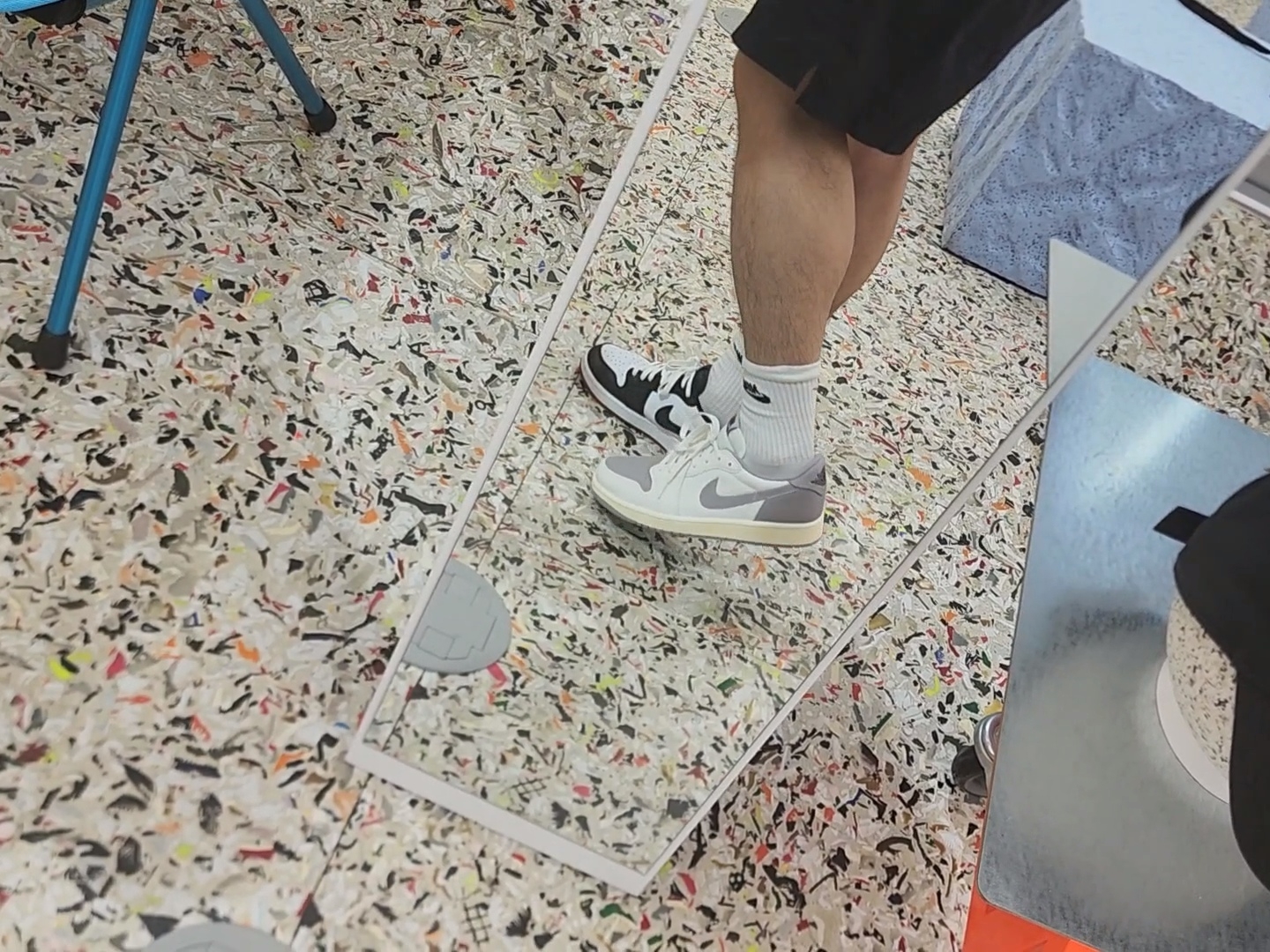 Jordan 1 Retro Low OG Atmosphere Grey, Jordan 1 Retro Low OG Black Toe 착용 스타일 - 3