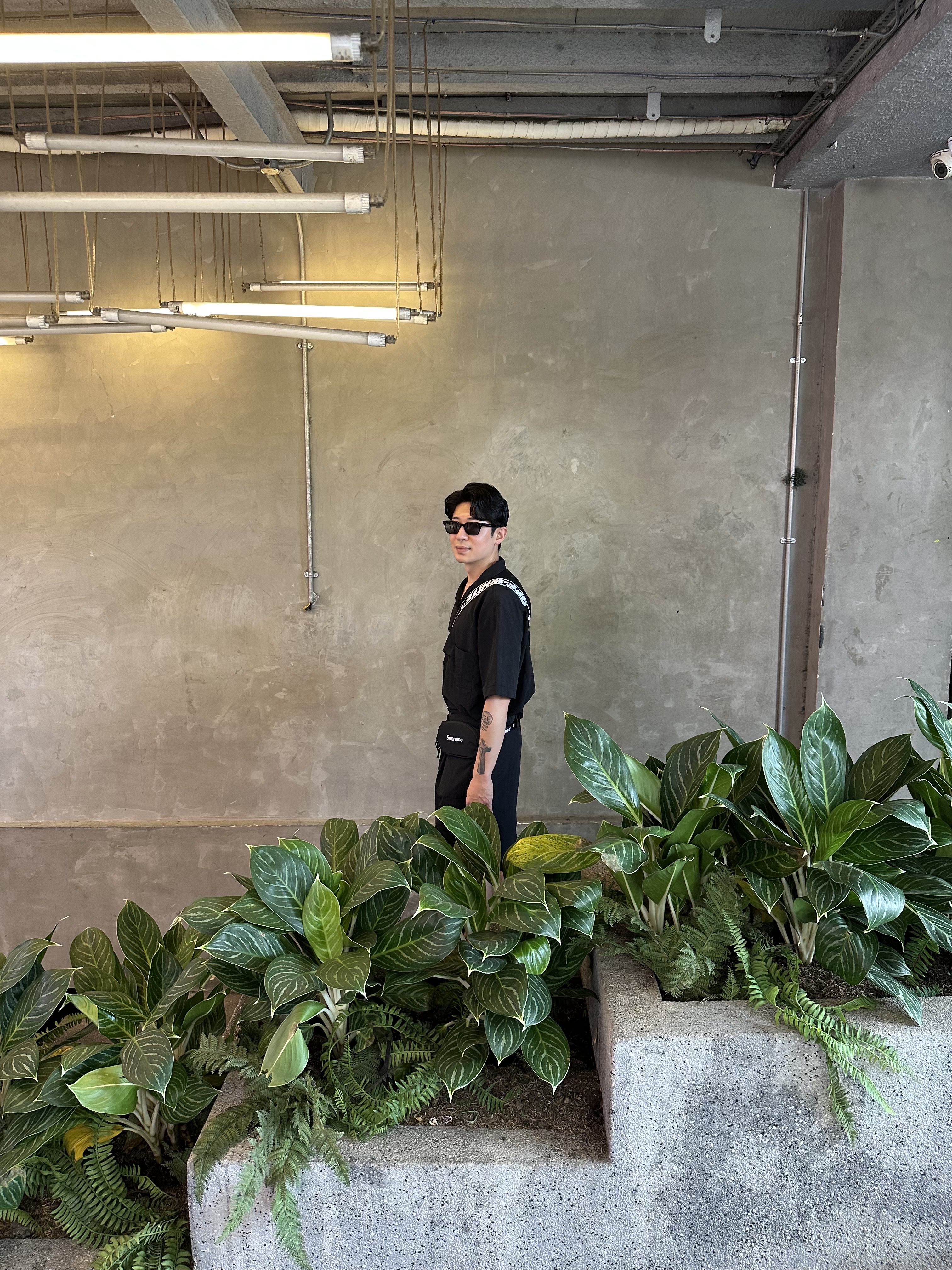 Off-White x Amore Pacific Protection Box (Without Cosmetics), Supreme Small Waist Bag Black - 22FW 착용 스타일 - 1