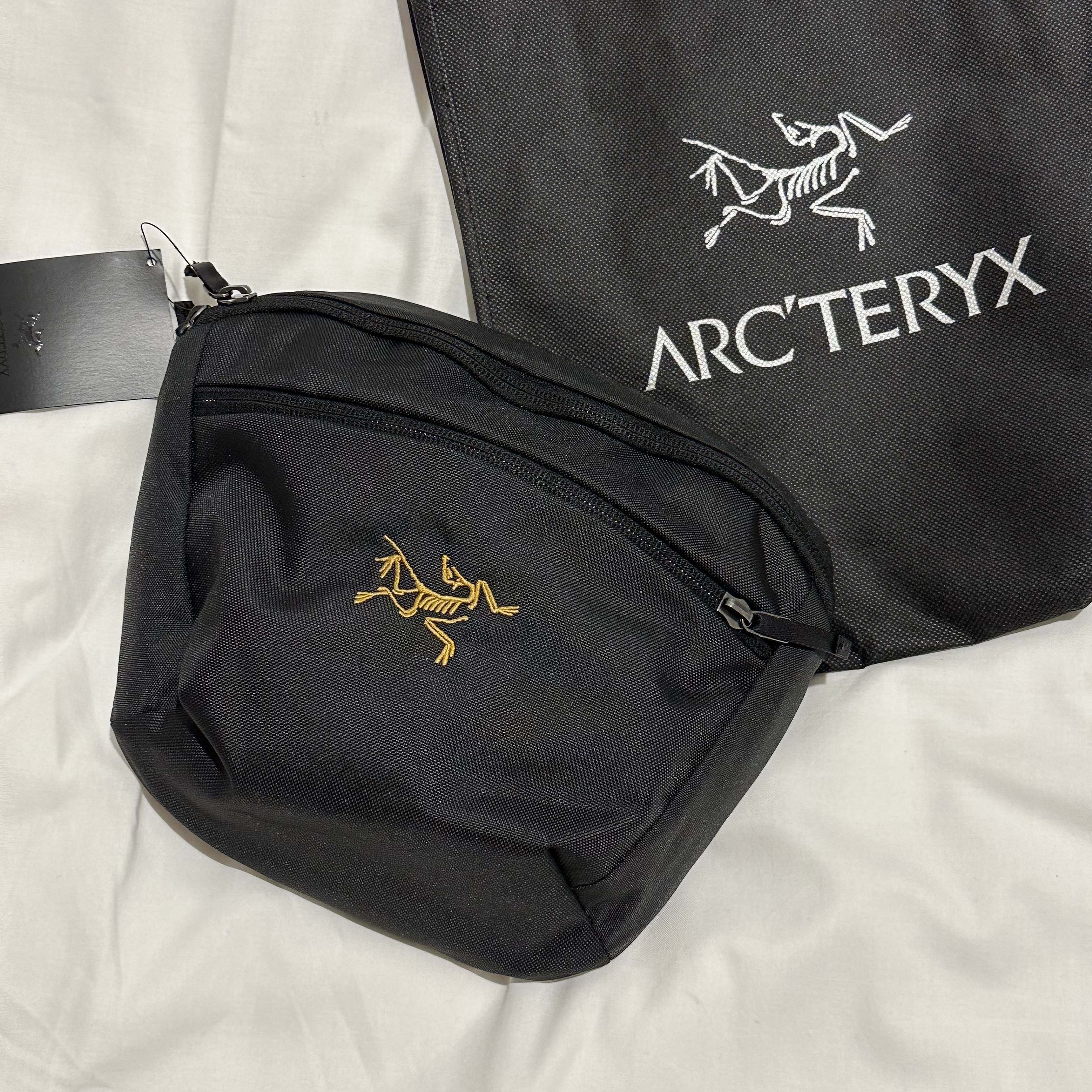 Arc'teryx Mantis 2 Waistpack 24K Black 착용 스타일