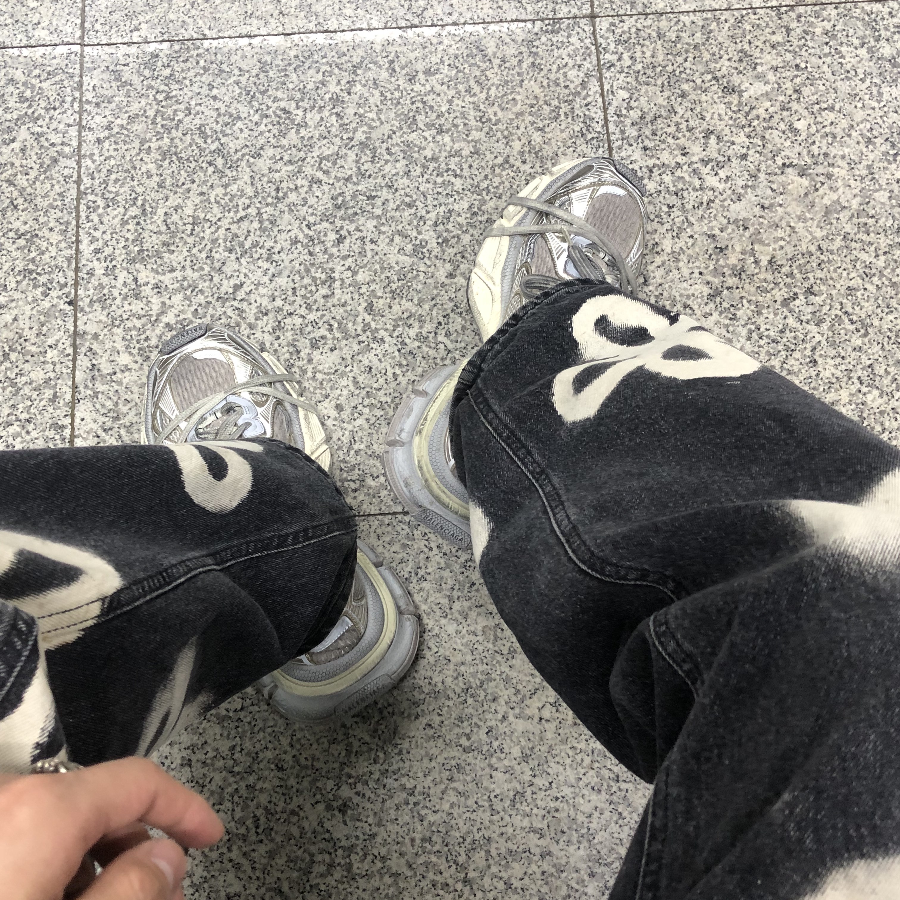 Balenciaga 3XL Sneakers Light Beige 착용 스타일