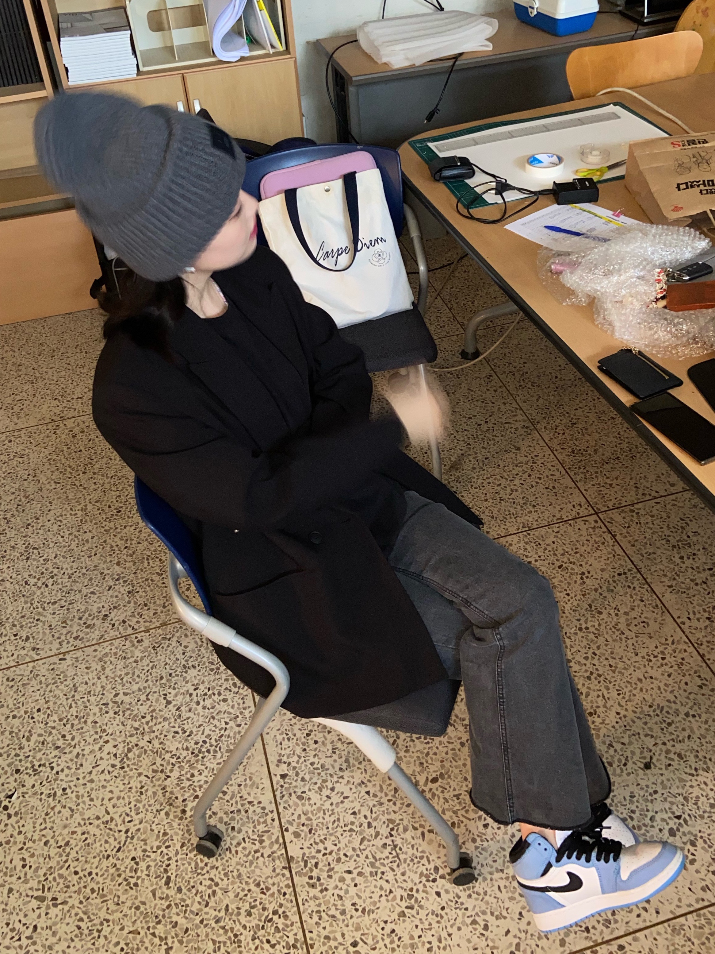 Acne Studios Large Face Logo Beanie Grey Melange, (GS) Jordan 1 Retro High OG University Blue 착용 스타일 - 1