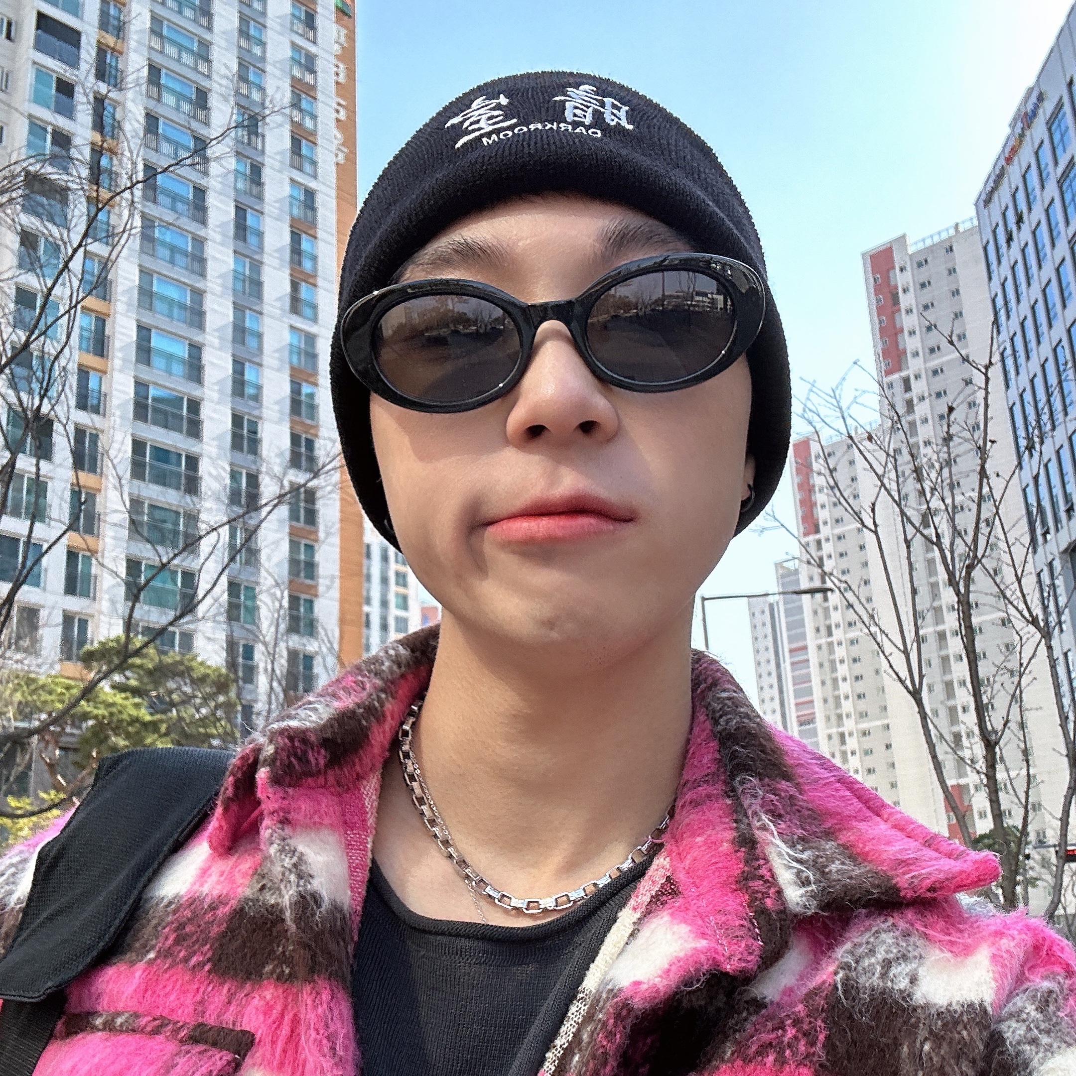 Darkr8m Studio Basic Logo Knitted Beanie 착용 스타일