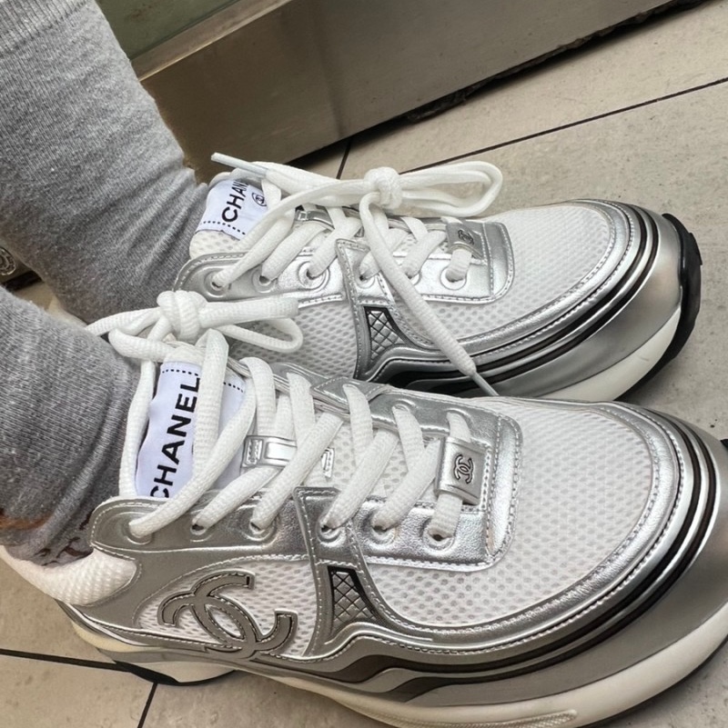(W) Chanel Sneakers Fabric Laminated & White Silver 착용 스타일 - 1