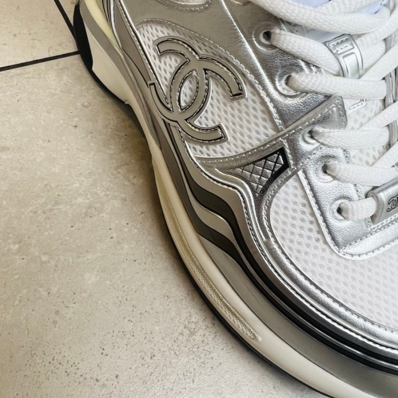 (W) Chanel Sneakers Fabric Laminated & White Silver 착용 스타일 - 3