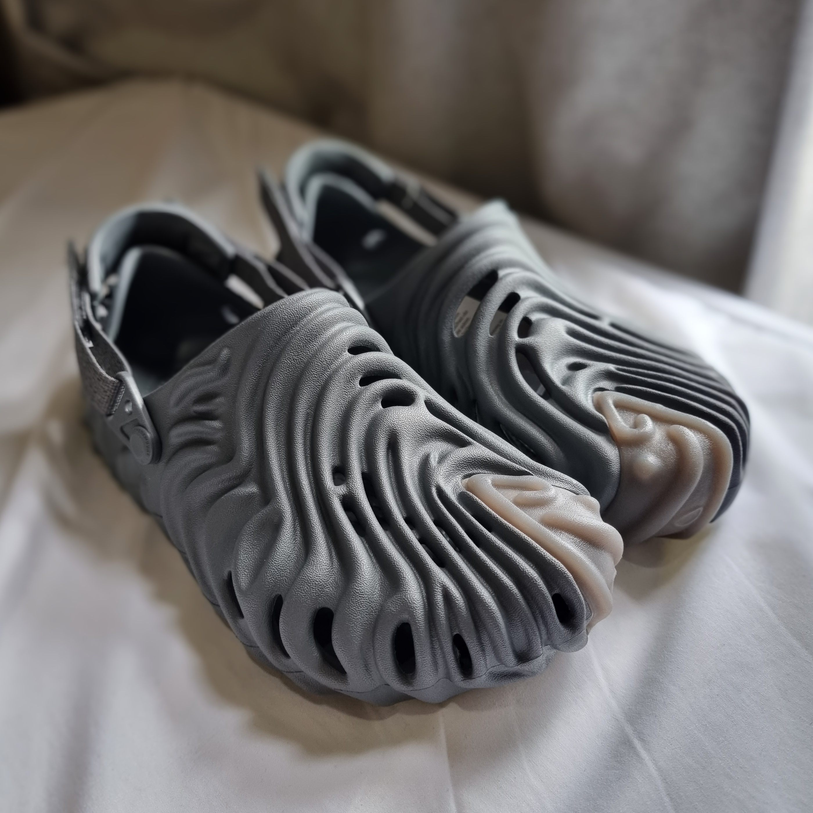 Crocs x Salehe Bembury Pollex Clog Niagara 착용 스타일