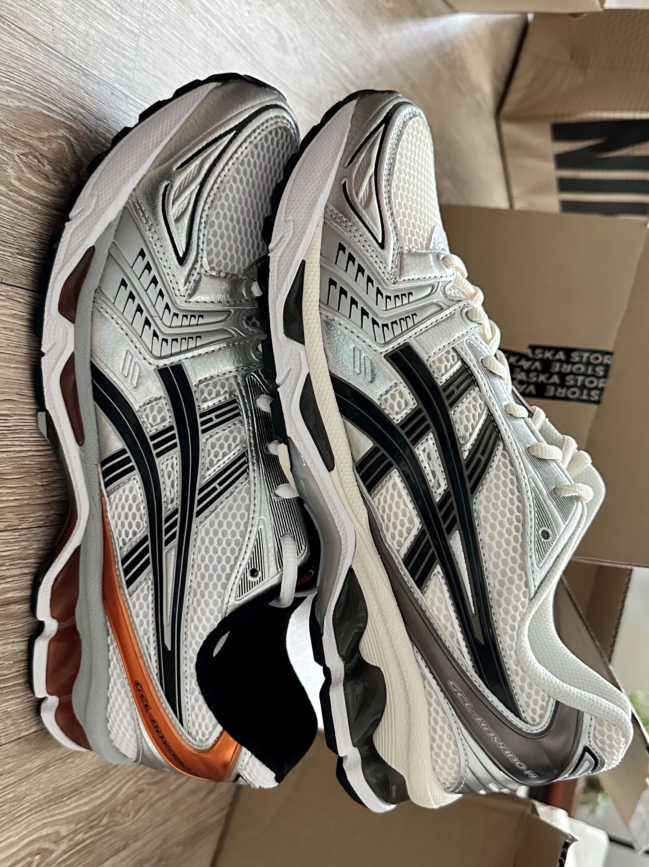 Asics Gel-Kayano 14 White Piquant Orange, Asics Gel-Kayano 14 Cream Black 착용 스타일 - 3