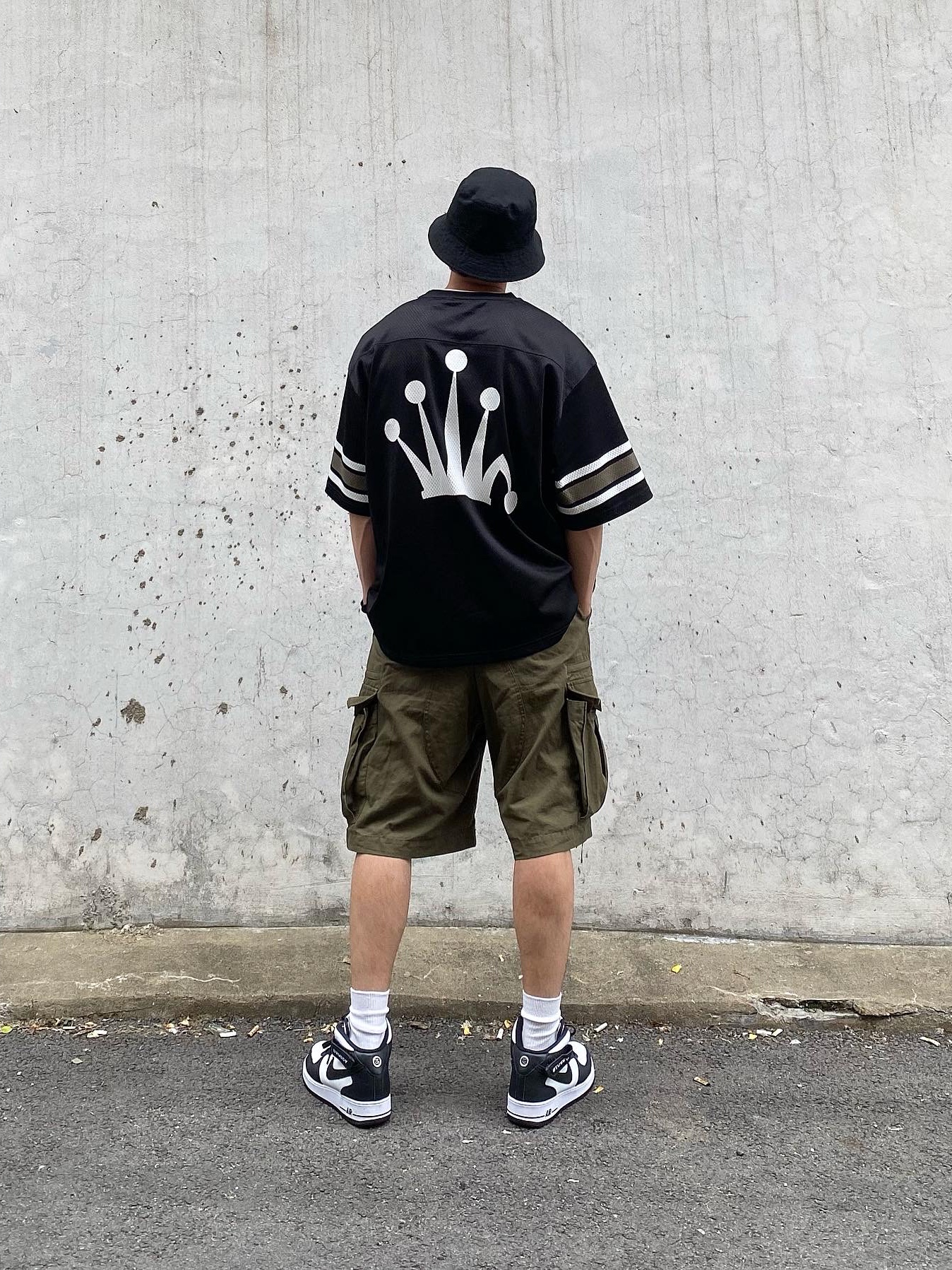 Stussy Mesh Football Jersey Black, Nike x Stussy Air Force 1 '07 Mid SP Black and Light Bone 착용 스타일 - 1