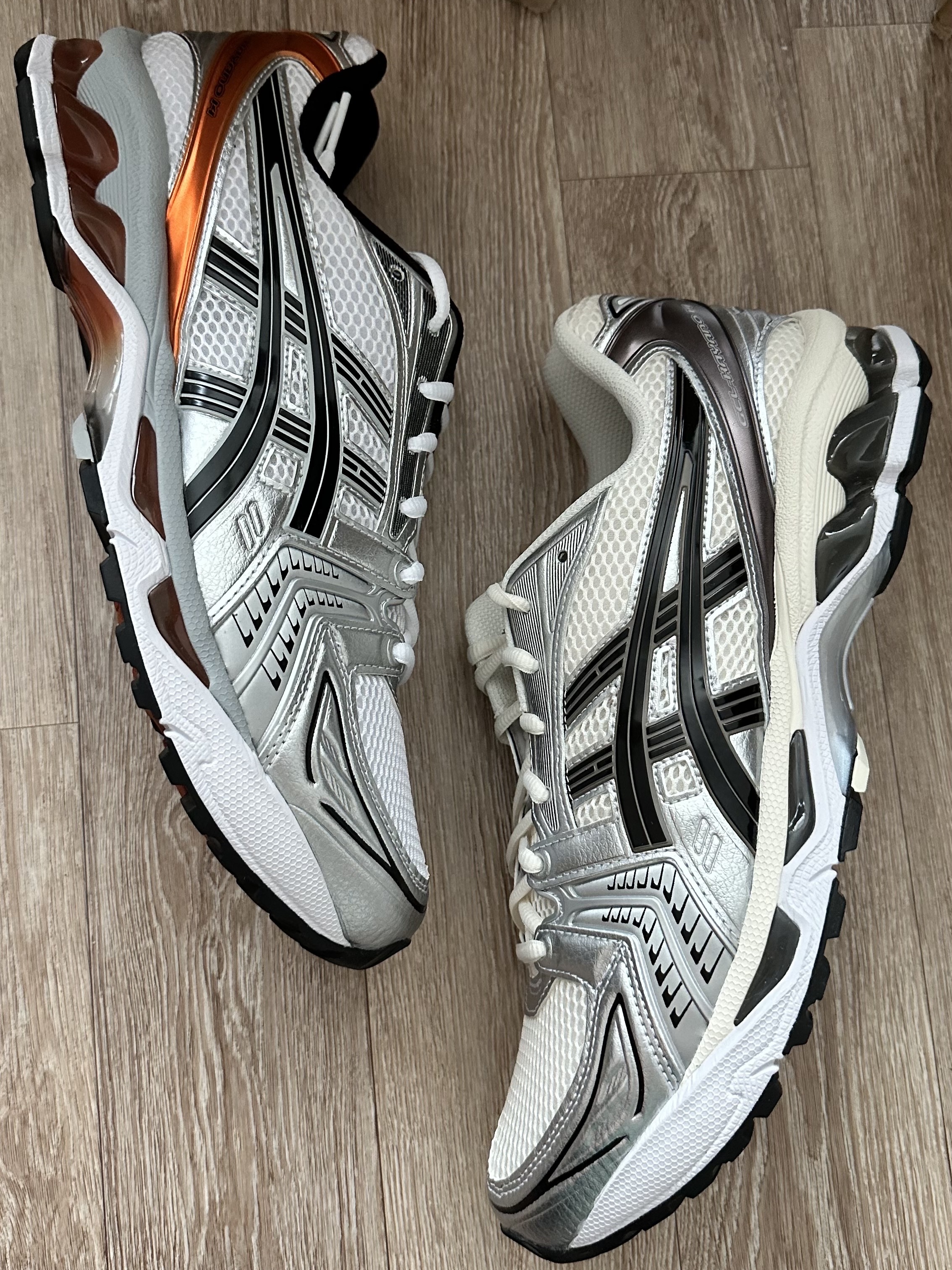 Asics Gel-Kayano 14 White Piquant Orange, Asics Gel-Kayano 14 Cream Black 착용 스타일 - 2