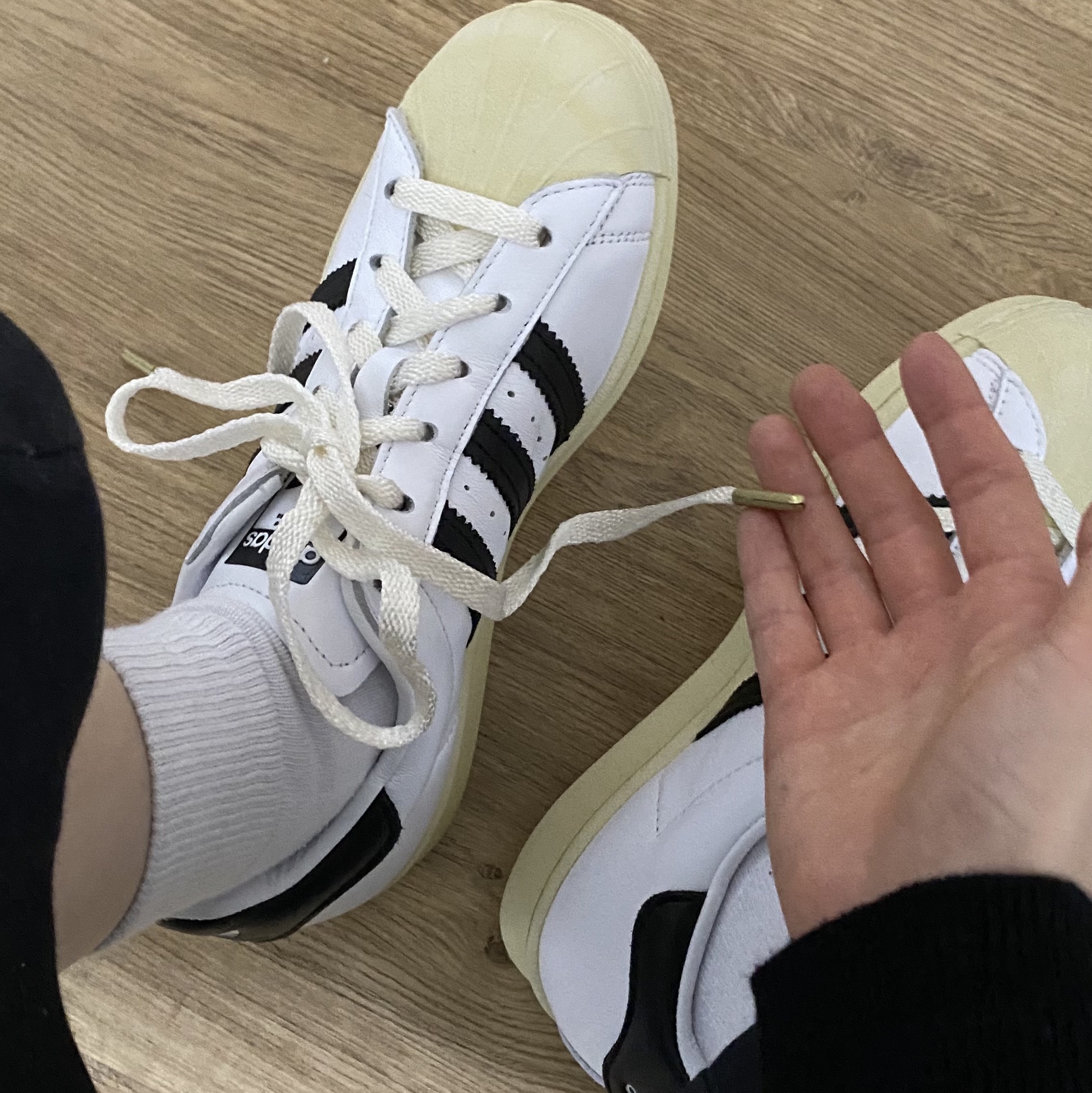 Adidas Superstar Premium White Black 착용 스타일 - 1