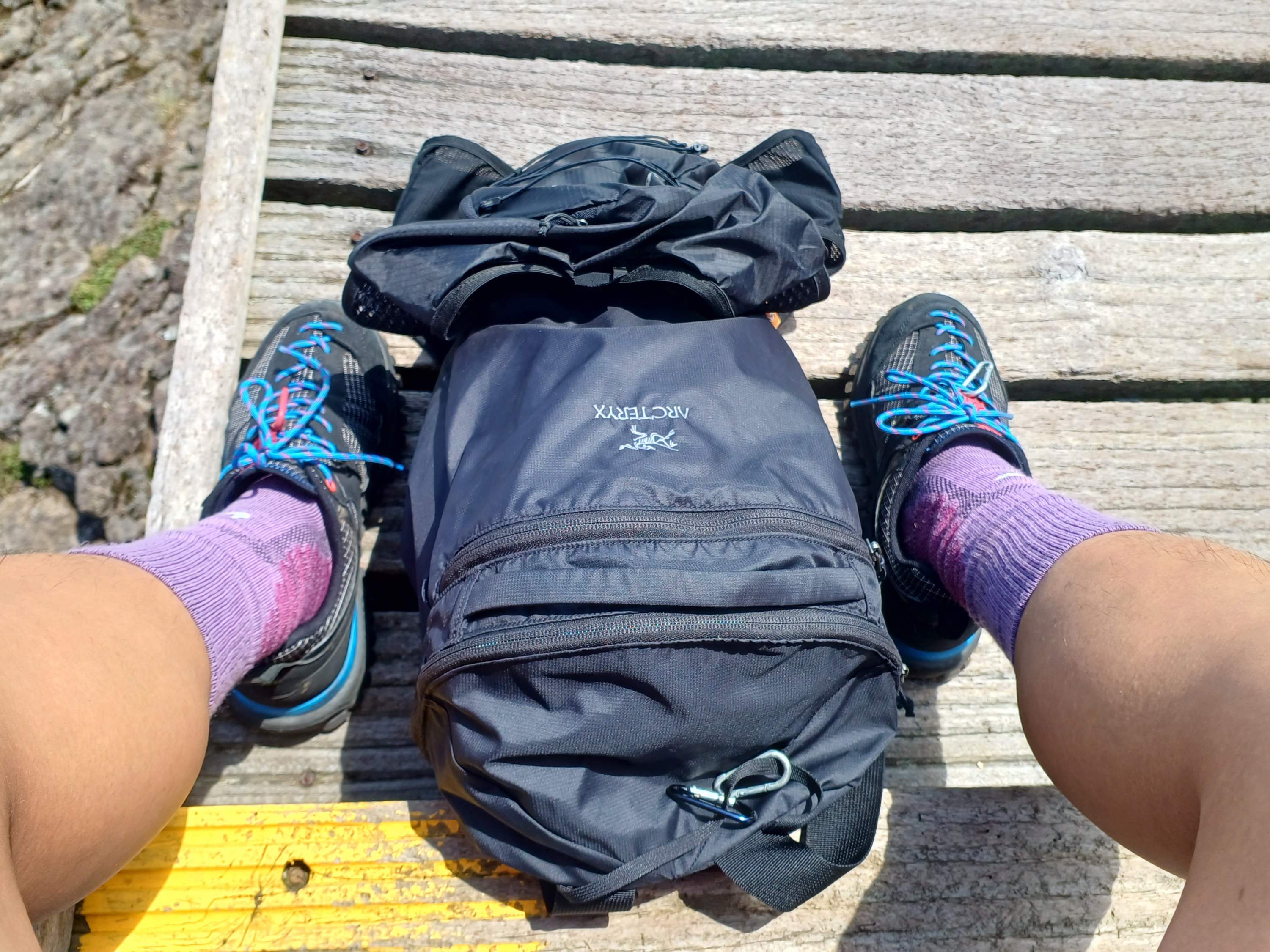 Arc'teryx Index 15 Backpack Black, Arc'teryx Sinsolo Hat Black 착용 스타일 - 5