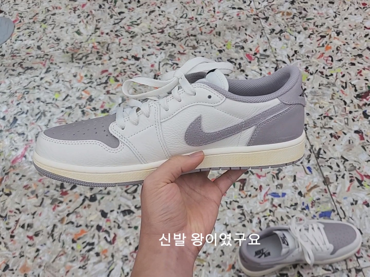 Jordan 1 Retro Low OG Atmosphere Grey, Jordan 1 Retro Low OG Black Toe 착용 스타일 - 1