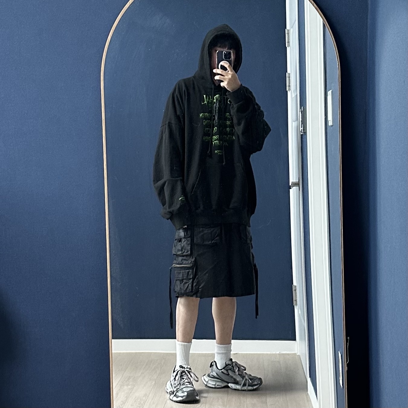 Undermycar Stendhal Syndrome Oversized Hoodie Green Ash - 23FW (The Hyundai Seoul Exclusive), Undermycar Skal Multi Cargo Vintage Shorts Wren - 23SS 착용 스타일