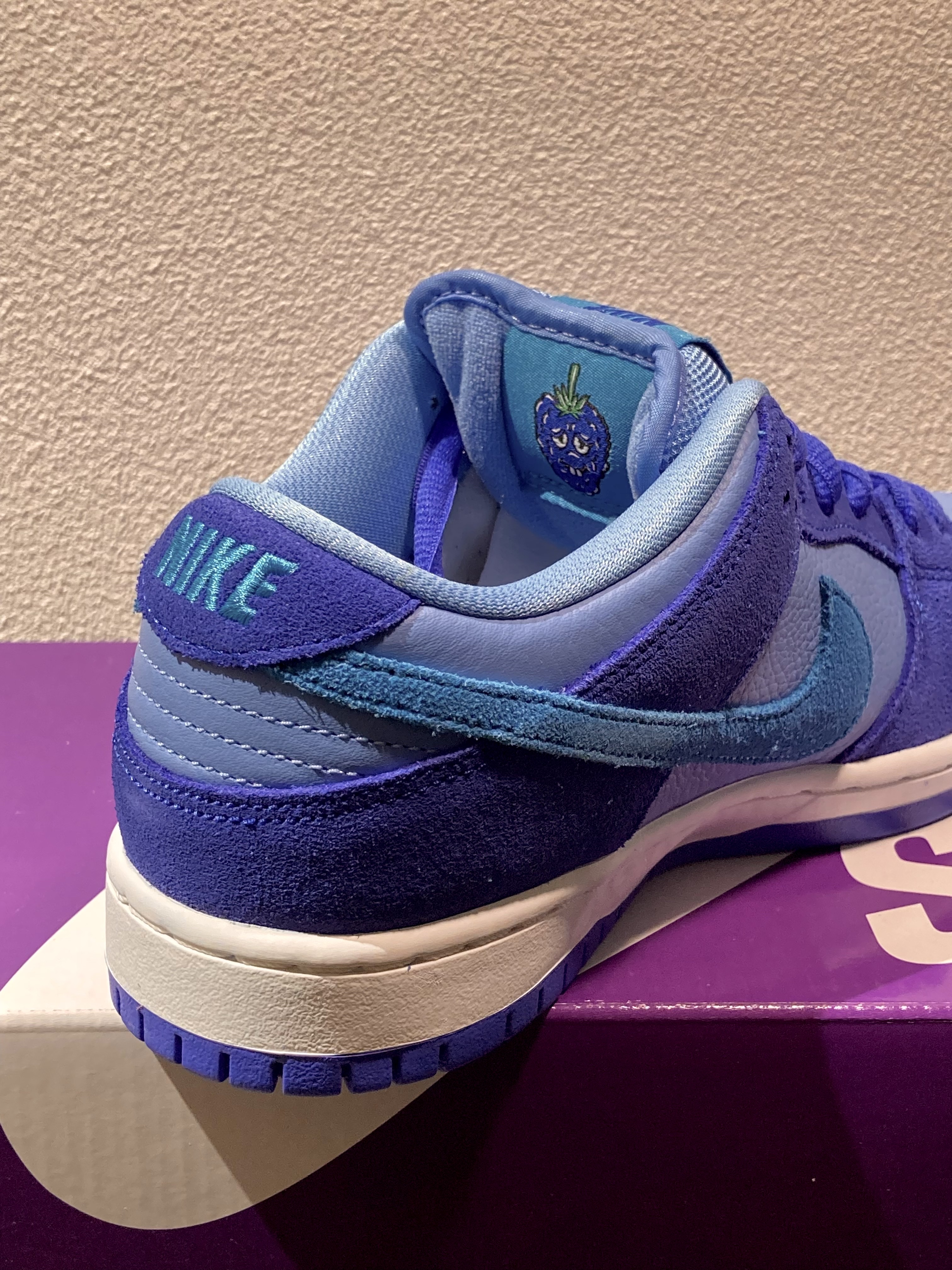 Nike SB Dunk Low Pro Blue Raspberry 착용 스타일 - 1
