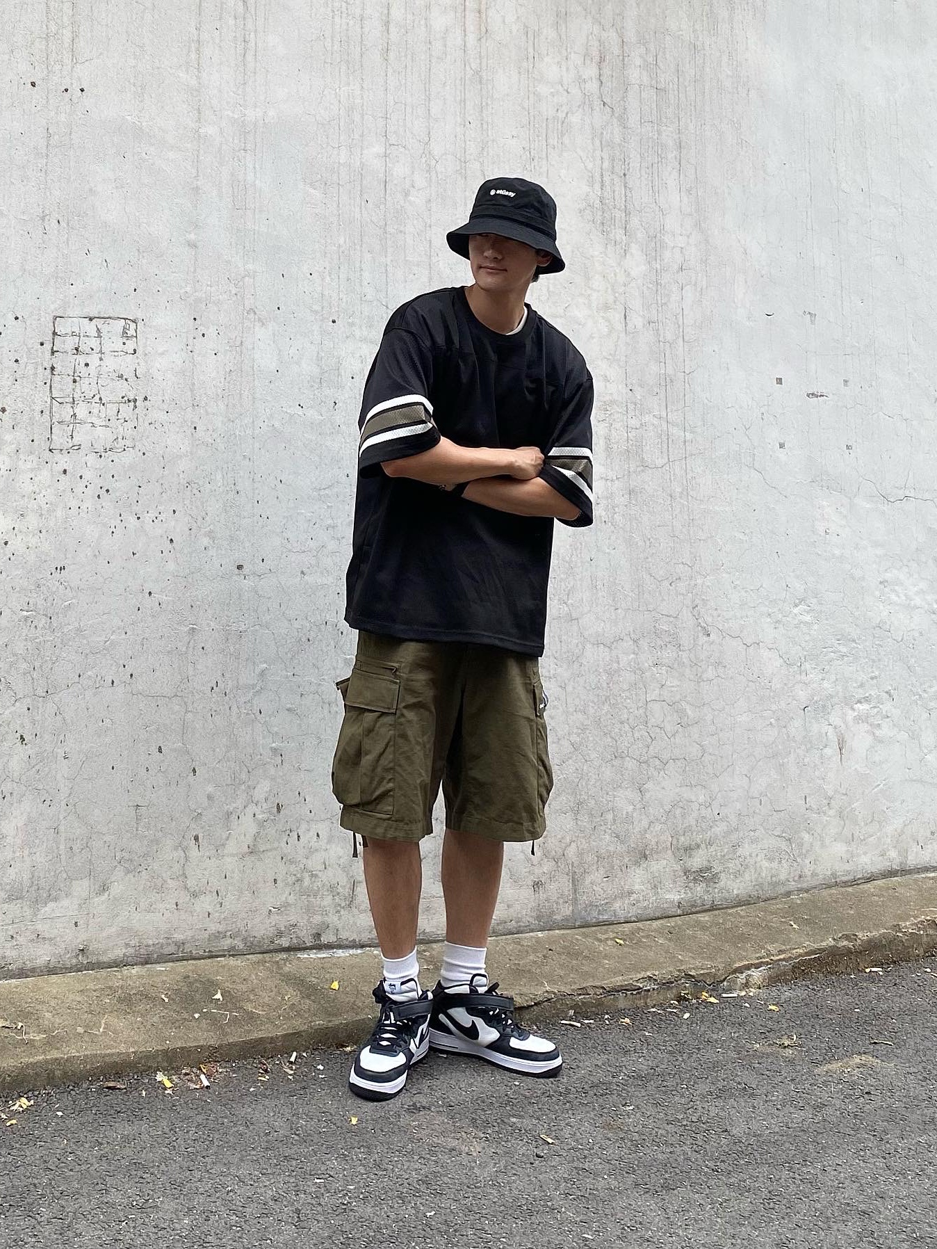Stussy Mesh Football Jersey Black, Nike x Stussy Air Force 1 '07 Mid SP Black and Light Bone 착용 스타일 - 3