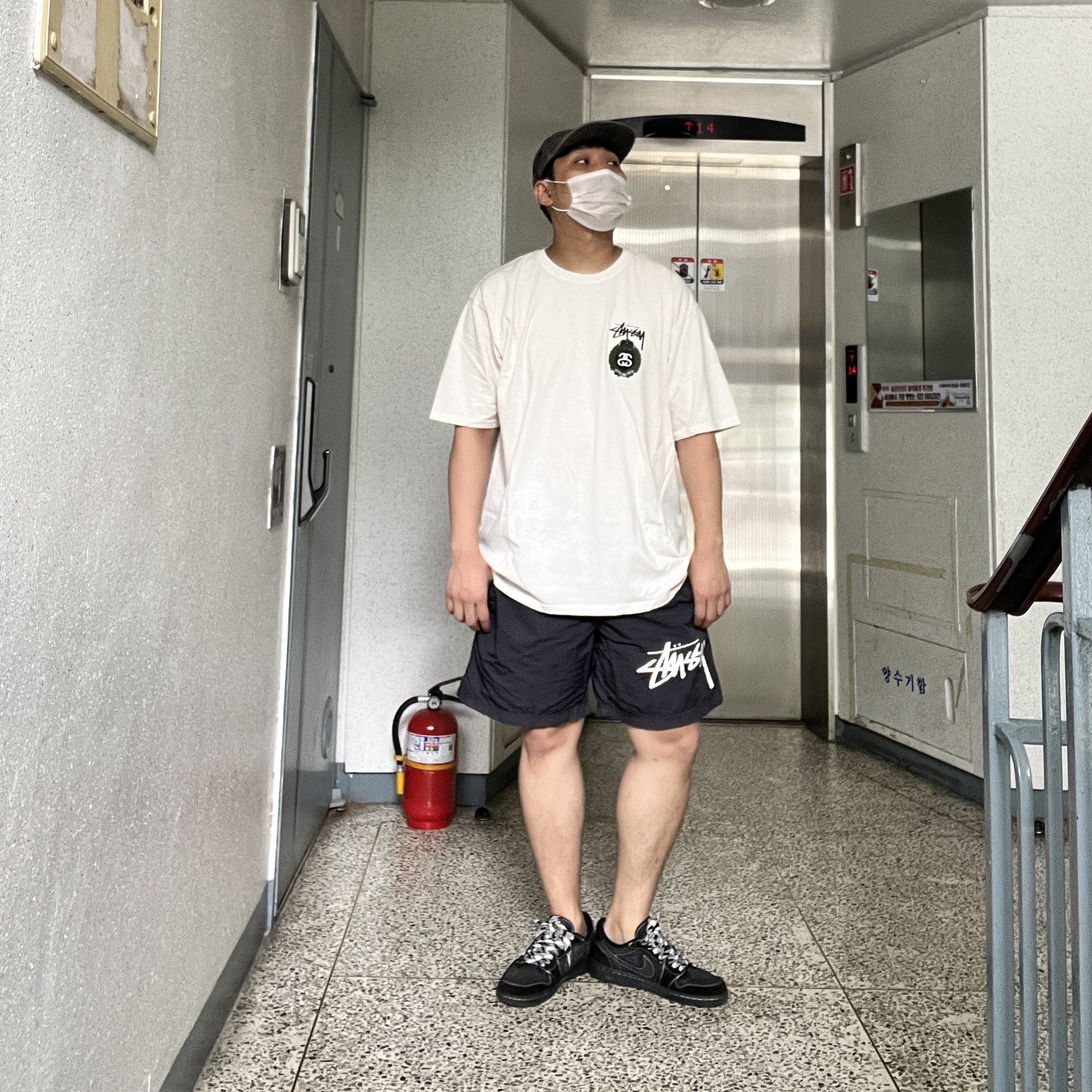 Jordan 1 x Travis Scott Retro Low OG SP Black Phantom, Stussy Crown Wreath Pigment Dyed T-Shirt Natural 착용 스타일