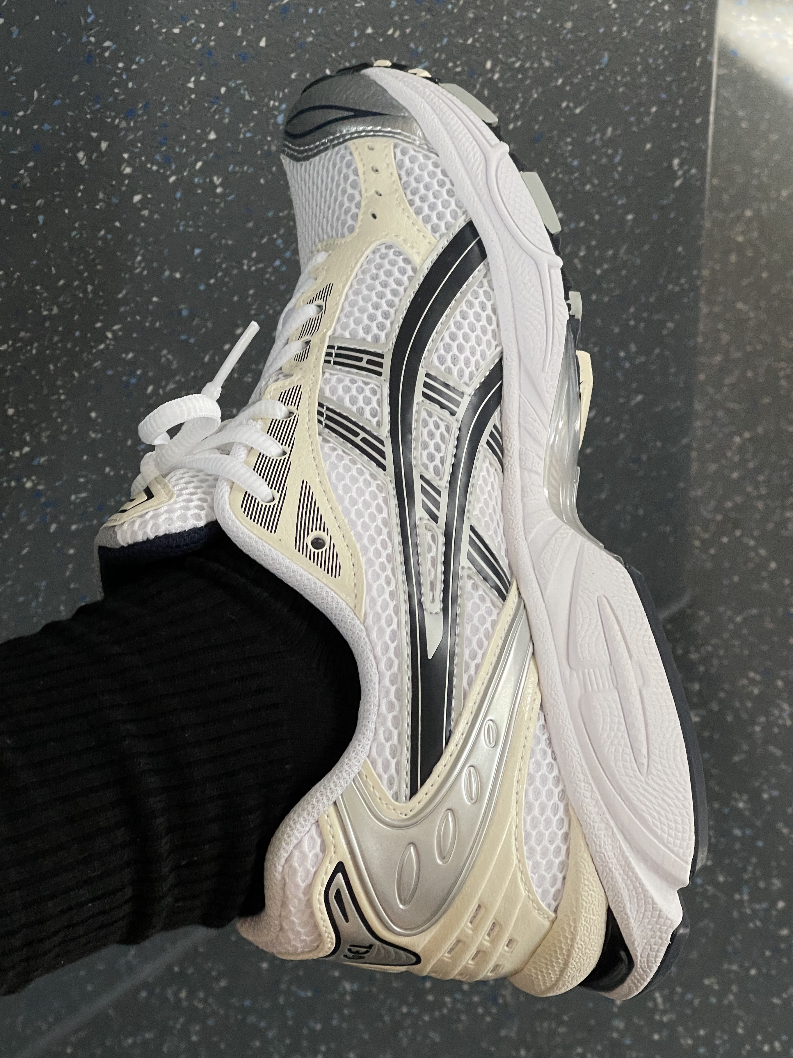 (W) Asics Gel-Kayano 14 White Midnight 착용 스타일