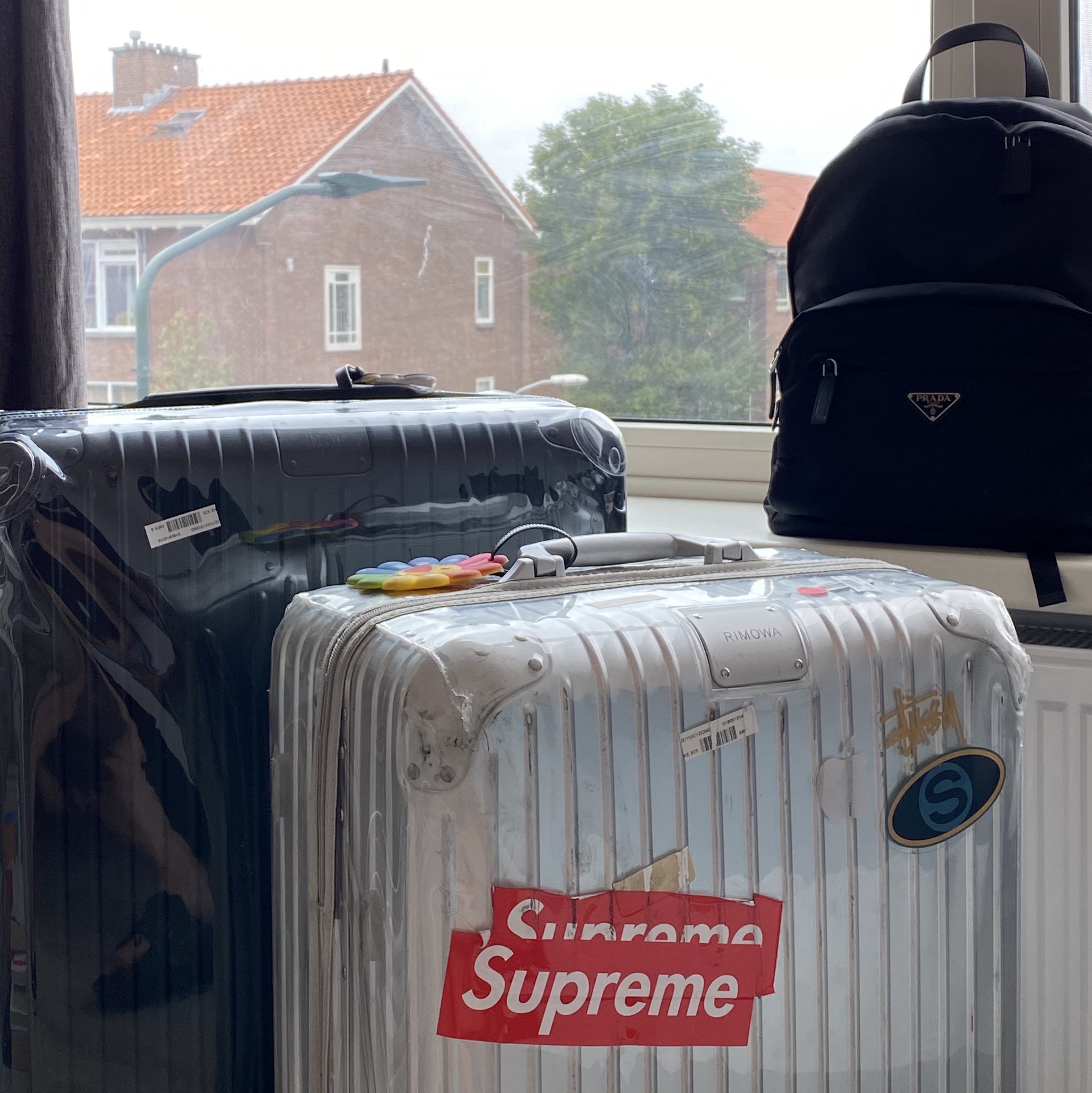 Rimowa Hybrid Check-In L All Black Aluminium-Magnesium Polycarbonate Matte Black, Rimowa Original Check-In Medium Aluminium Suitcase Silver 착용 스타일