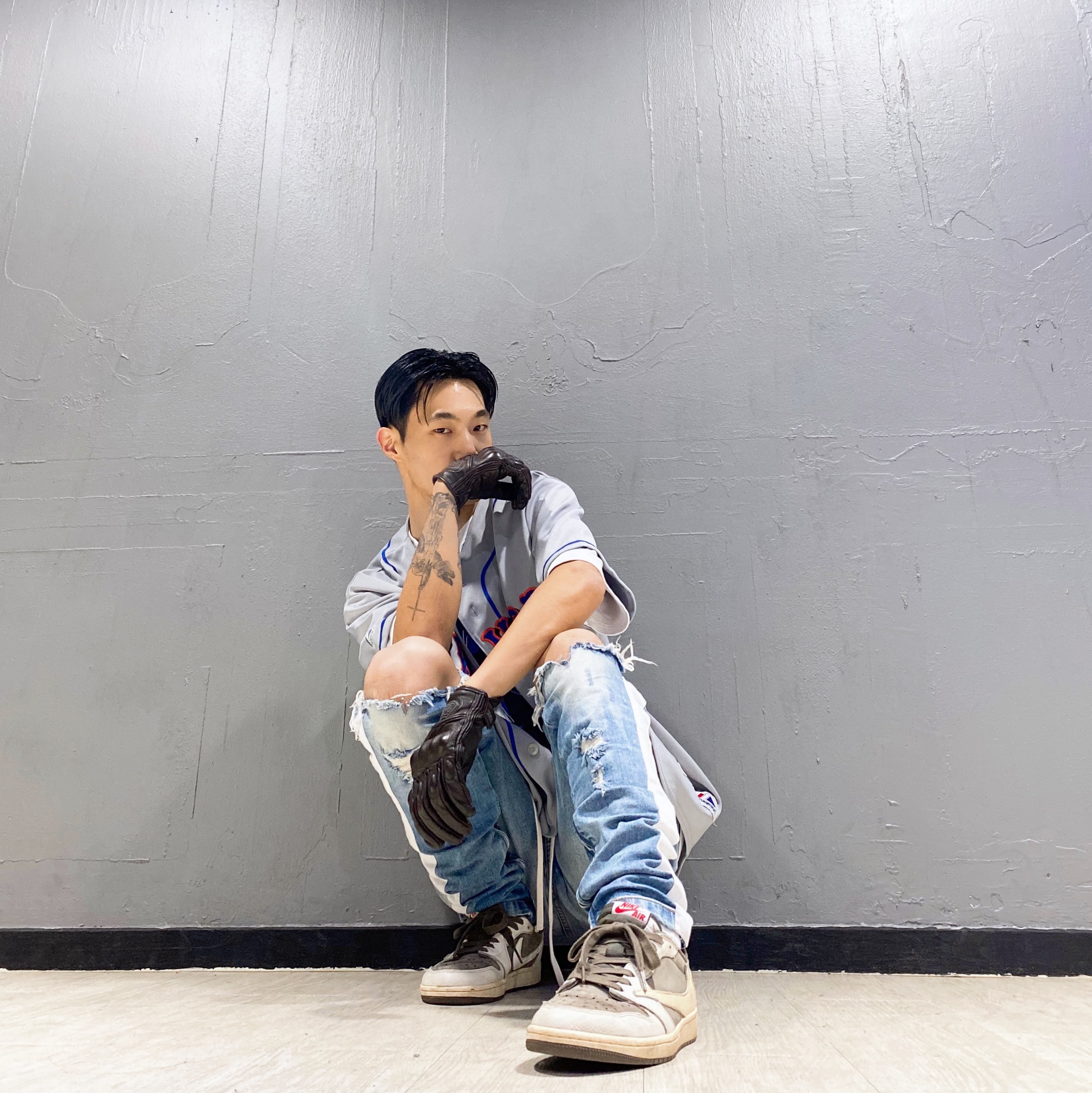 Jordan 1 x Travis Scott Retro Low OG SP Sail and Ridgerock 착용 스타일